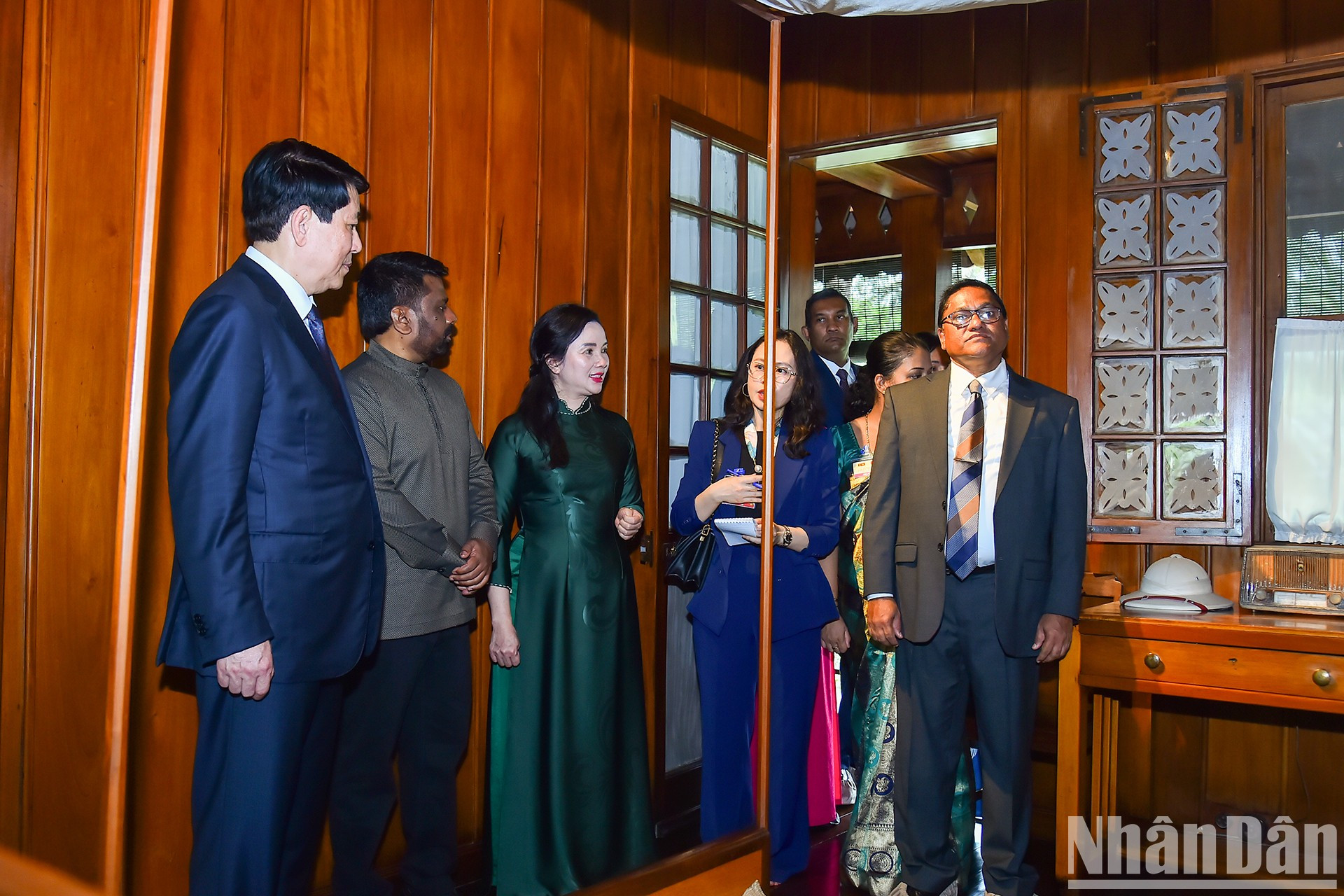 梁强主席与迪萨纳亚克总统参观了胡伯伯高脚屋。 梁强主席与迪萨纳亚克总统参观了胡伯伯高脚屋。