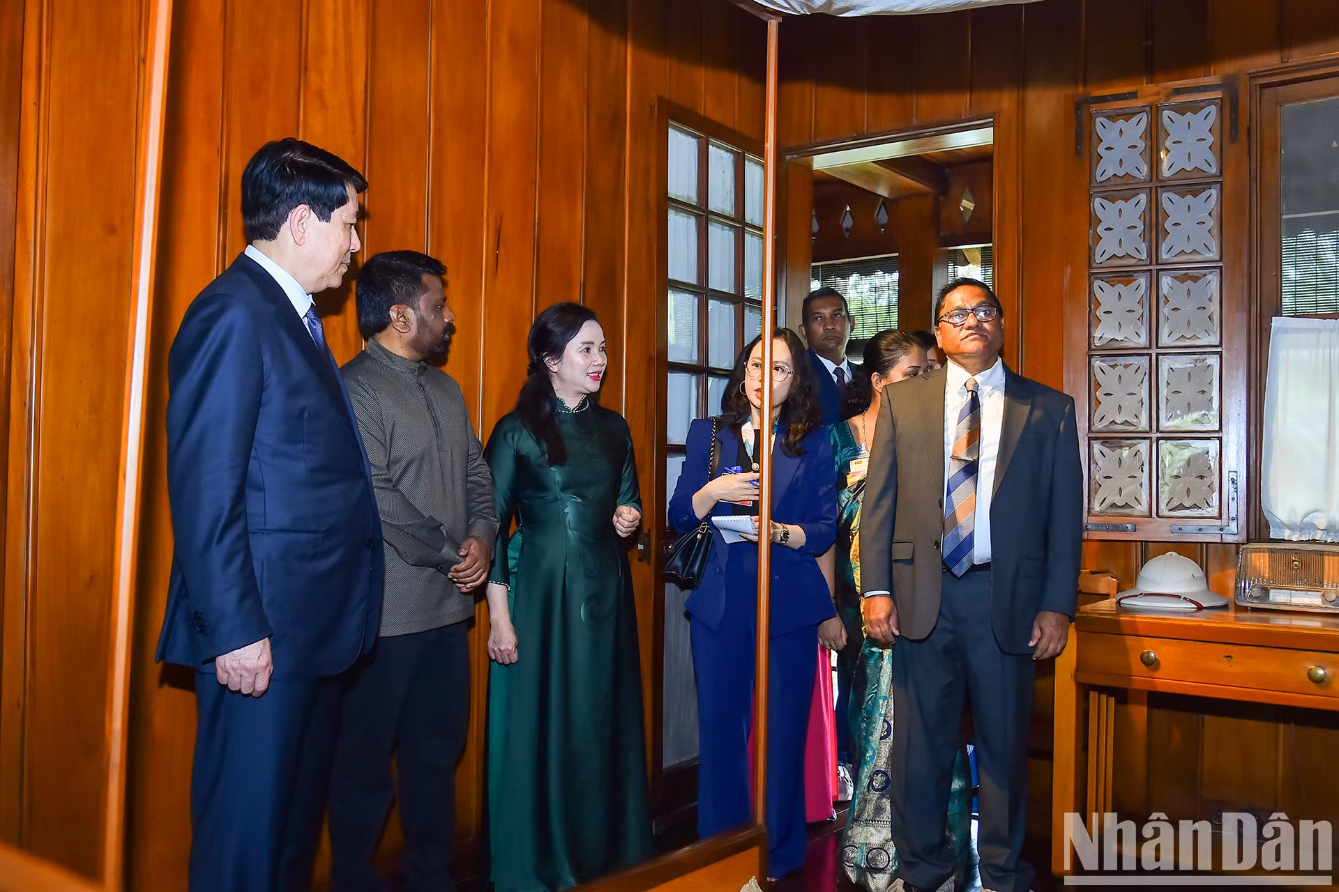 梁强主席与迪萨纳亚克总统参观了胡伯伯高脚屋。