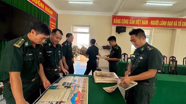 干部战士们热情接收《人民报》的特别副刊。