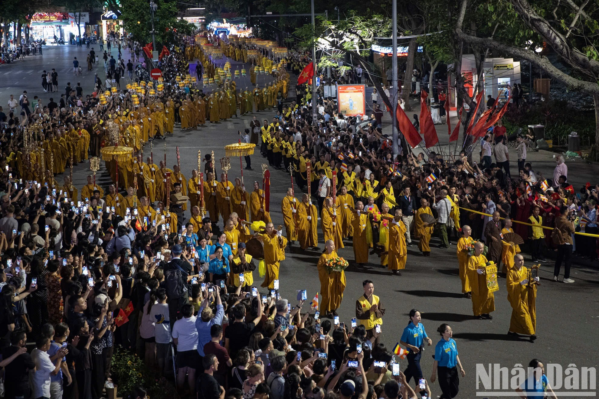 当晚19时,释迦牟尼佛舍利恭迎仪式继续举行,车队沿还剑郡中心多条街道行进,包括:李常杰街-行排街-丁先皇街-还剑湖-黎太祖街-赵婆街,最后返回馆使寺。 当晚19时,释迦牟尼佛舍利恭迎仪式继续举行,车队沿还剑郡中心多条街道行进,包括:李常杰街-行排街-丁先皇街-还剑湖-黎太祖街-赵婆街,最后返回馆使寺。