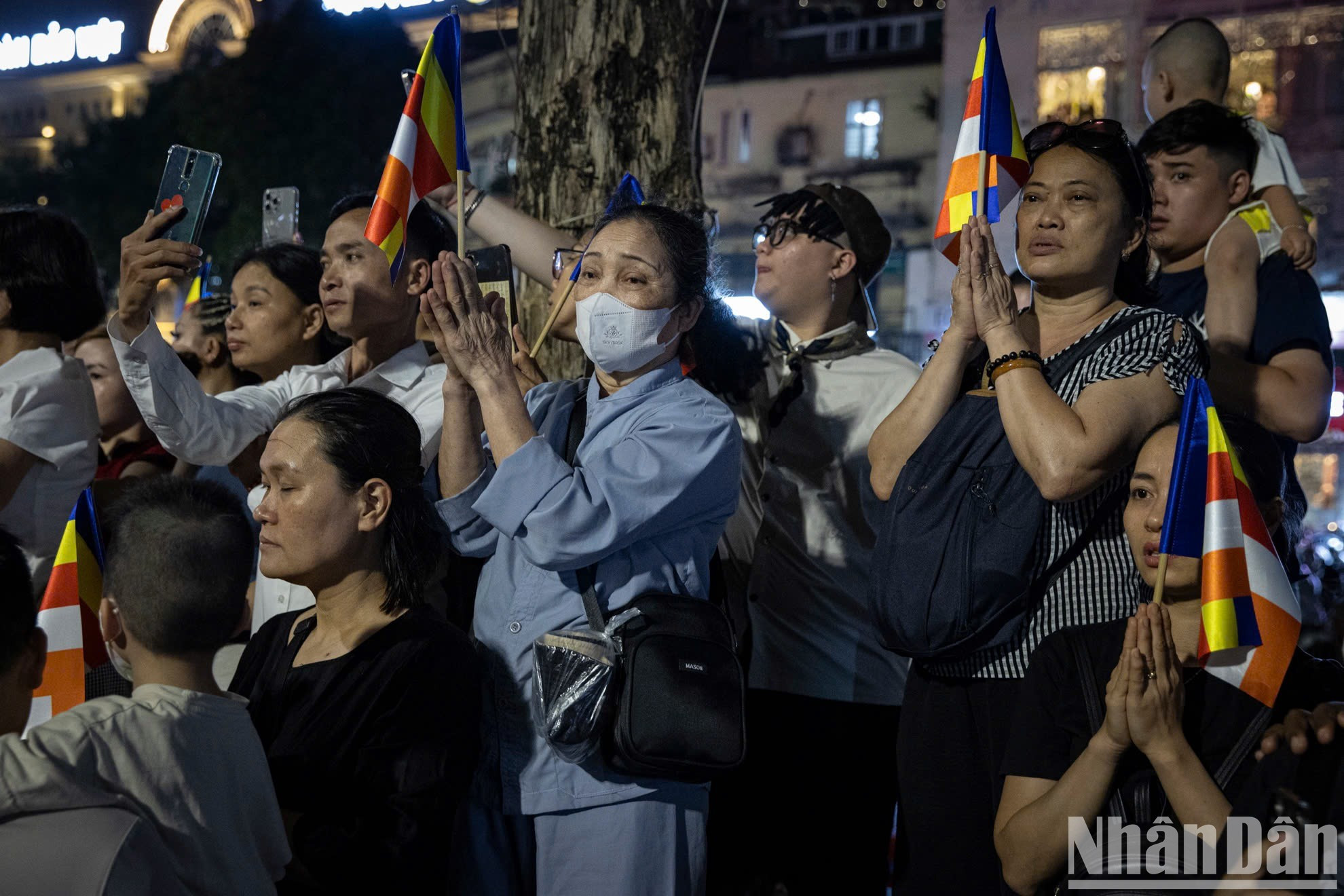 许多佛教徒在舍利车队经过时,感动得热泪盈眶。 许多佛教徒在舍利车队经过时,感动得热泪盈眶。