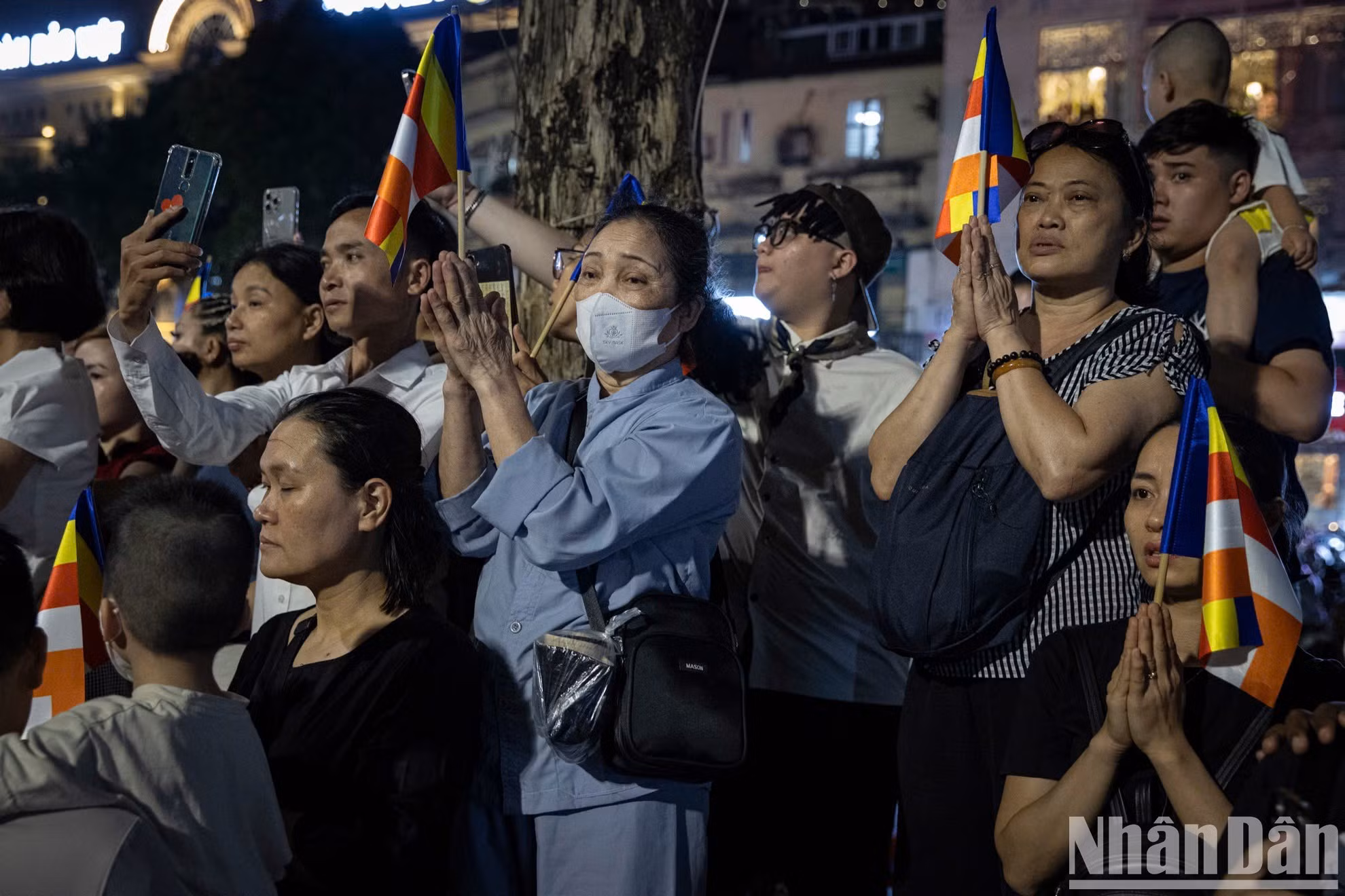 许多佛教徒在舍利车队经过时，感动得热泪盈眶。