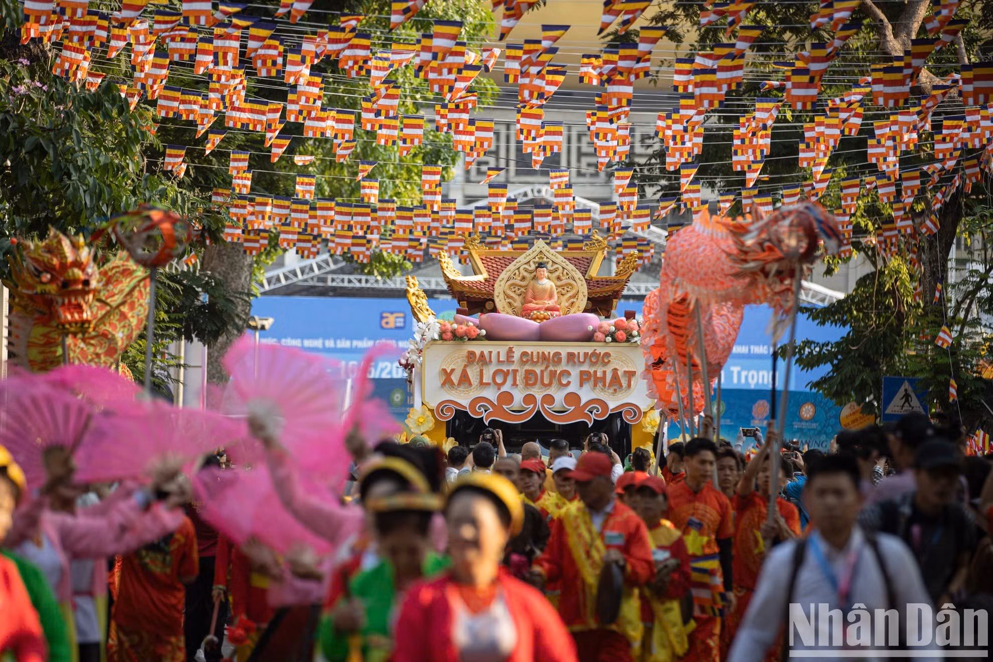河内市民热烈迎接释迦牟尼佛舍利恭迎至馆使寺。 