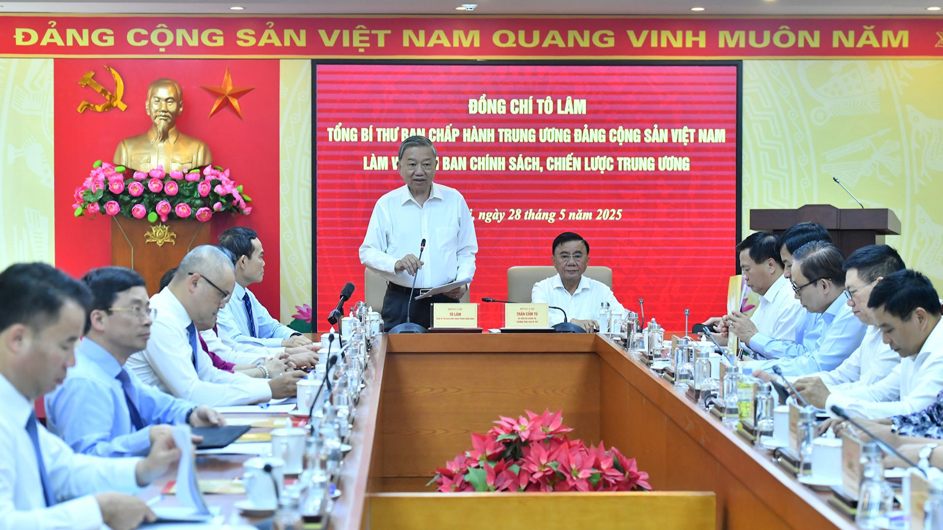 越共中央总书记苏林与中央政策与战略部举行工作会议。