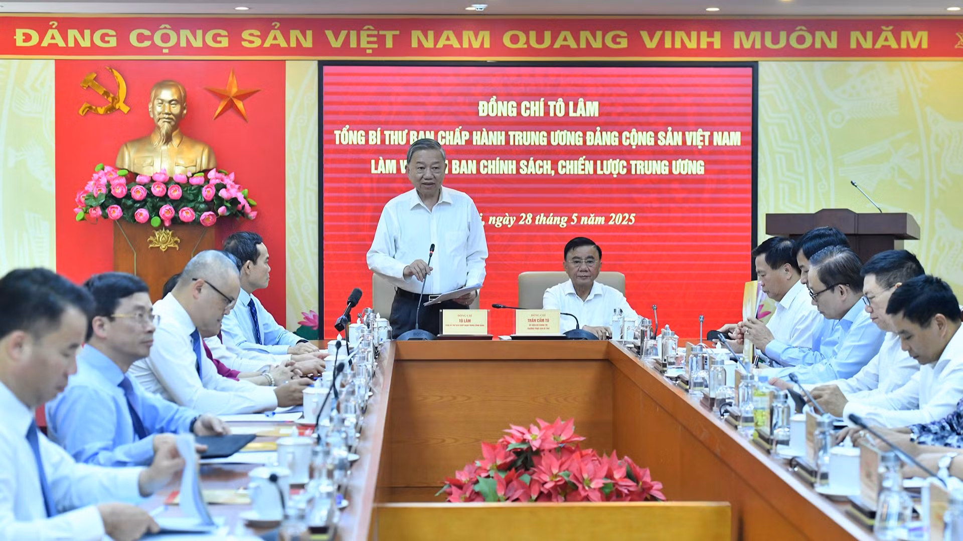 越共中央总书记苏林与中央政策与战略部举行工作会议。