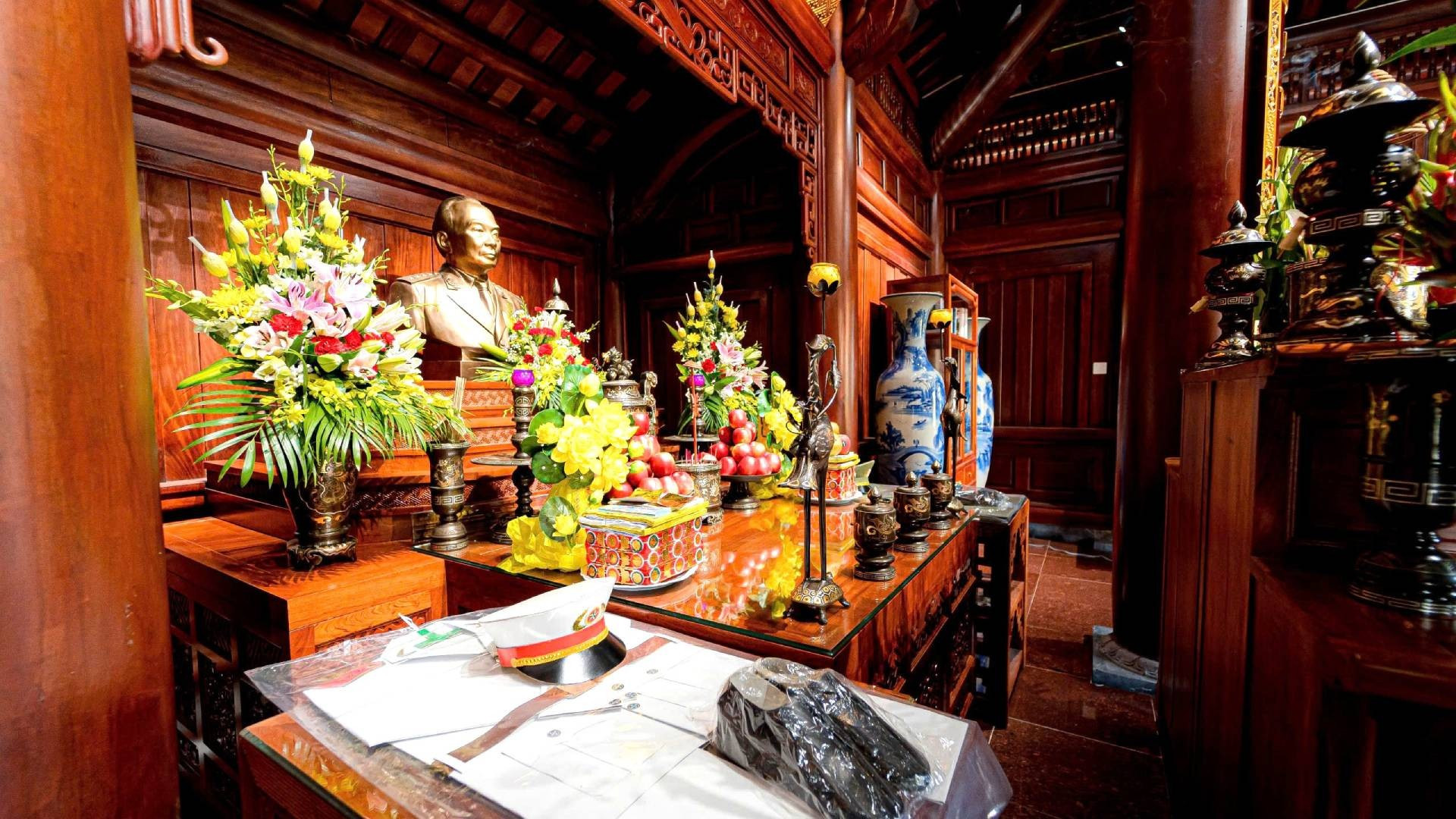 武元甲大将——越南人民军总司令的祭坛设于纪念堂内正中,陈设庄重而朴素,供奉着他的半身雕像。 武元甲大将——越南人民军总司令的祭坛设于纪念堂内正中,陈设庄重而朴素,供奉着他的半身雕像。