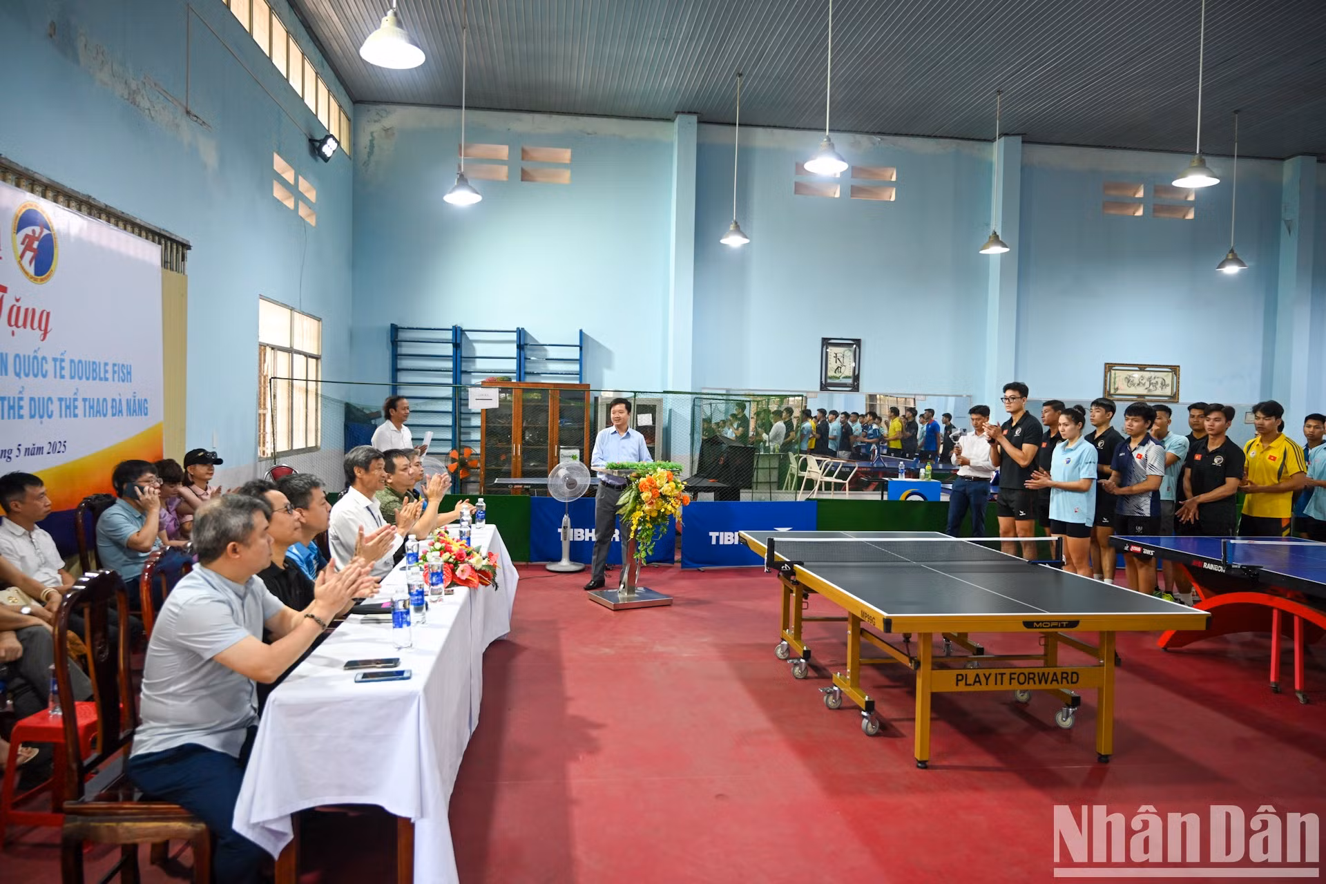 乒乓球桌和图书捐赠仪式的现场全景。