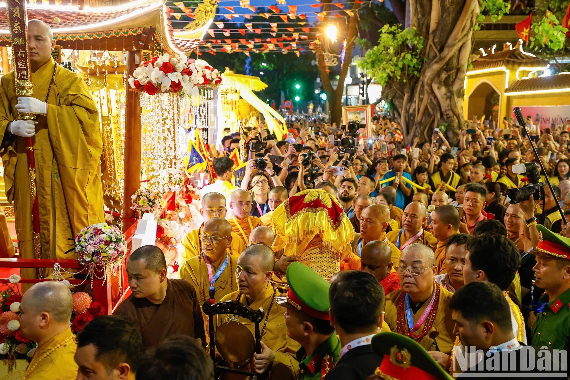 整个佛舍利恭迎仪式圆满完成,舍利被庄重安奉于馆使寺。自5月14日起,僧尼、佛教徒、广大群众与游客可前往馆使寺瞻礼,无需提前登记。释迦牟尼佛舍利瞻礼、礼拜时间为5月14日至16日,每日7时至21时30分。 整个佛舍利恭迎仪式圆满完成,舍利被庄重安奉于馆使寺。自5月14日起,僧尼、佛教徒、广大群众与游客可前往馆使寺瞻礼,无需提前登记。释迦牟尼佛舍利瞻礼、礼拜时间为5月14日至16日,每日7时至21时30分。