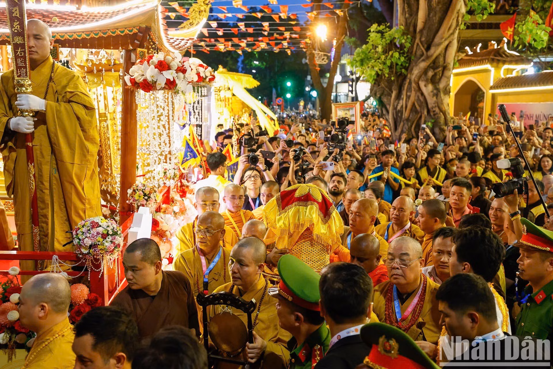 整个佛舍利恭迎仪式圆满完成，舍利被庄重安奉于馆使寺。自5月14日起，僧尼、佛教徒、广大群众与游客可前往馆使寺瞻礼，无需提前登记。释迦牟尼佛舍利瞻礼、礼拜时间为5月14日至16日，每日7时至21时30分。