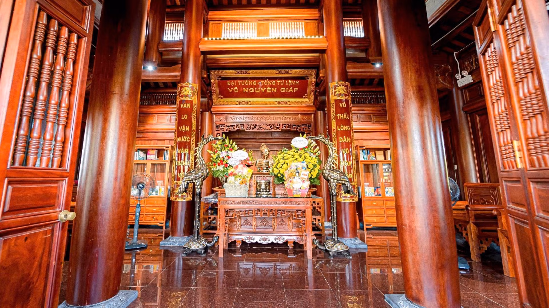 二楼为传统木质结构的空间，中央供奉着武元甲大将的祭坛，庄严肃穆，尤为引人注目的是一副对联：“文忧国事文成武，武透民心武化文”。