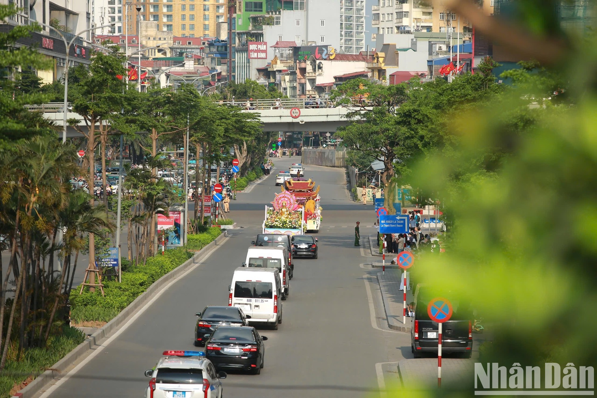 舍利恭迎队伍沿着首都河内的多条中心街道缓缓行进。 舍利恭迎队伍沿着首都河内的多条中心街道缓缓行进。
