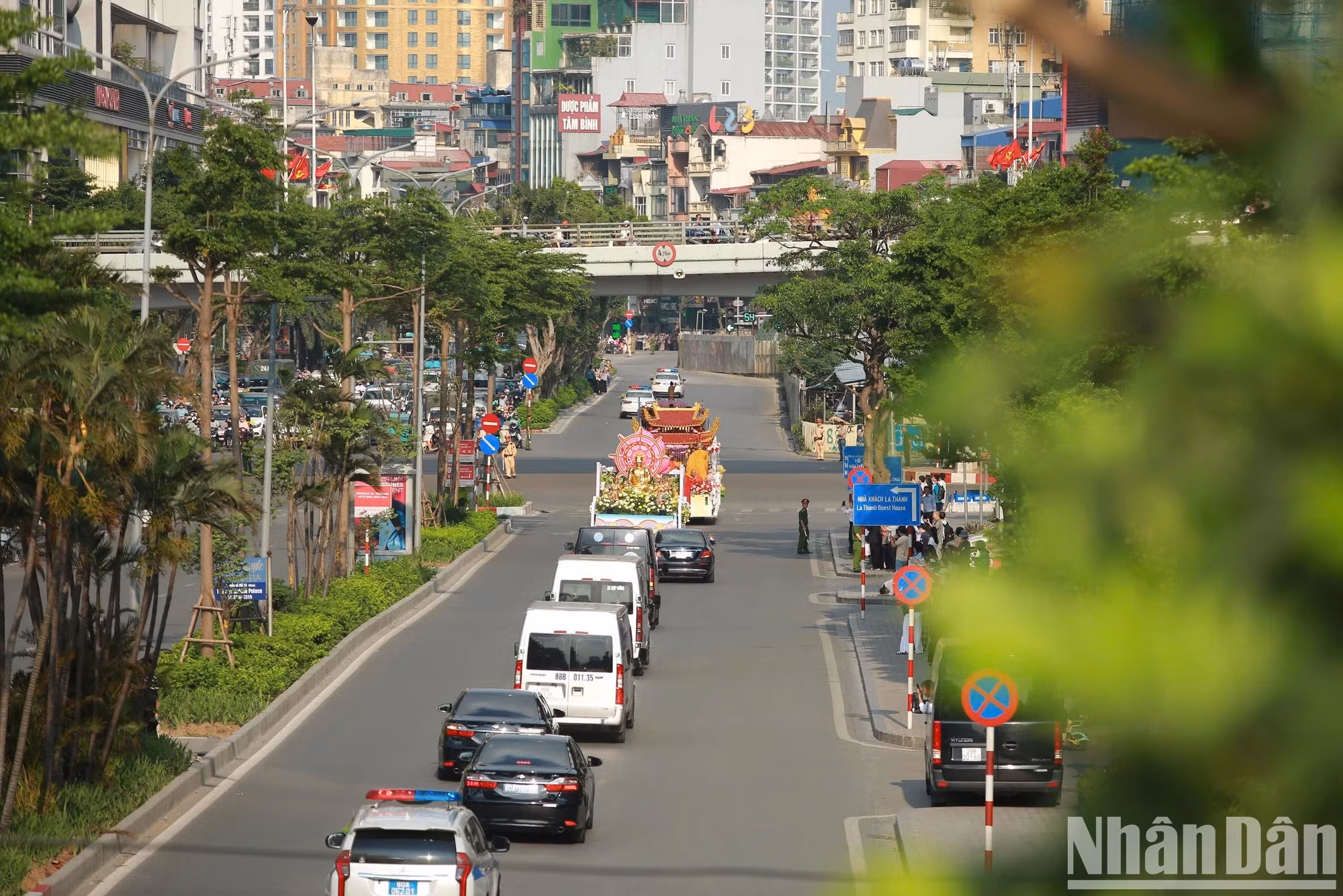 舍利恭迎队伍沿着首都河内的多条中心街道缓缓行进。