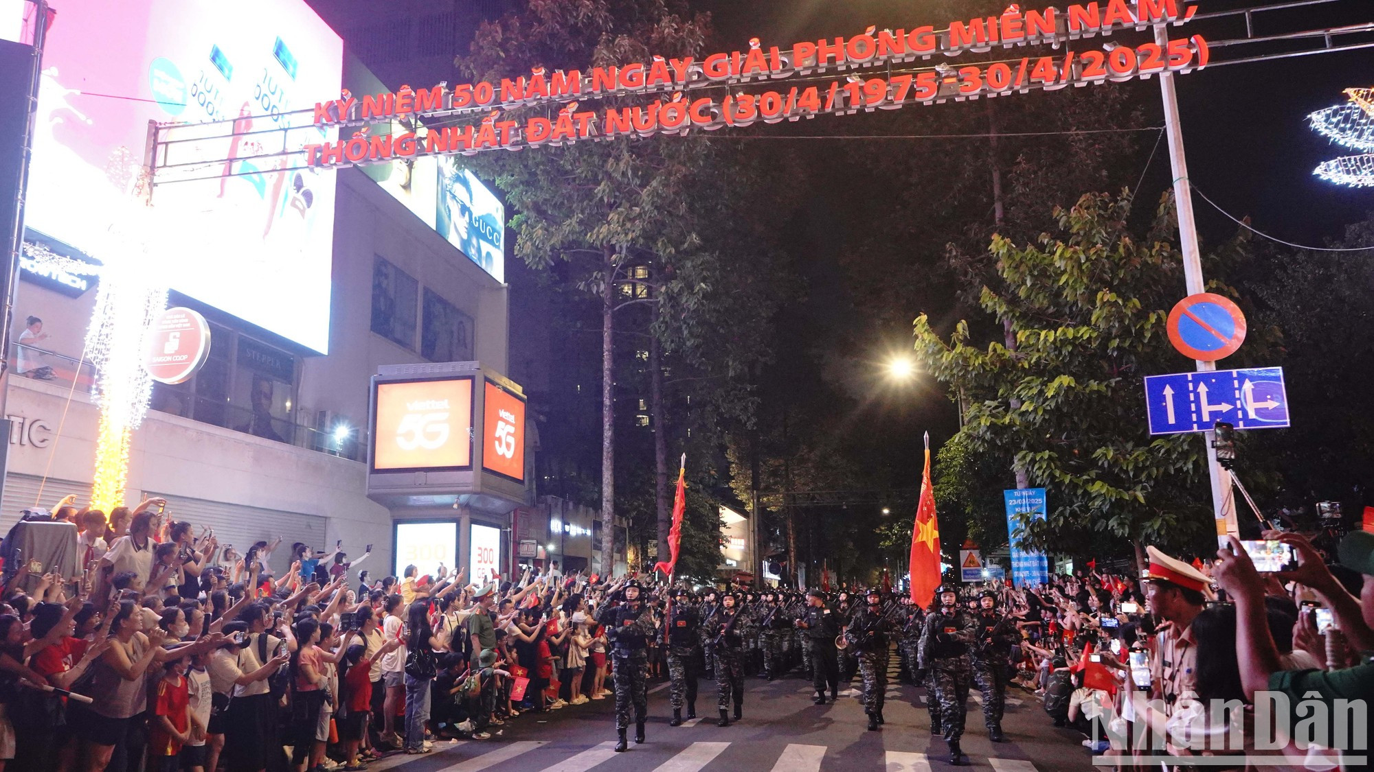 晚上10时,彩排圆满结束,南圻起义路沿线爆发出雷鸣般的掌声与欢呼声,场面热烈感人。 晚上10时,彩排圆满结束,南圻起义路沿线爆发出雷鸣般的掌声与欢呼声,场面热烈感人。