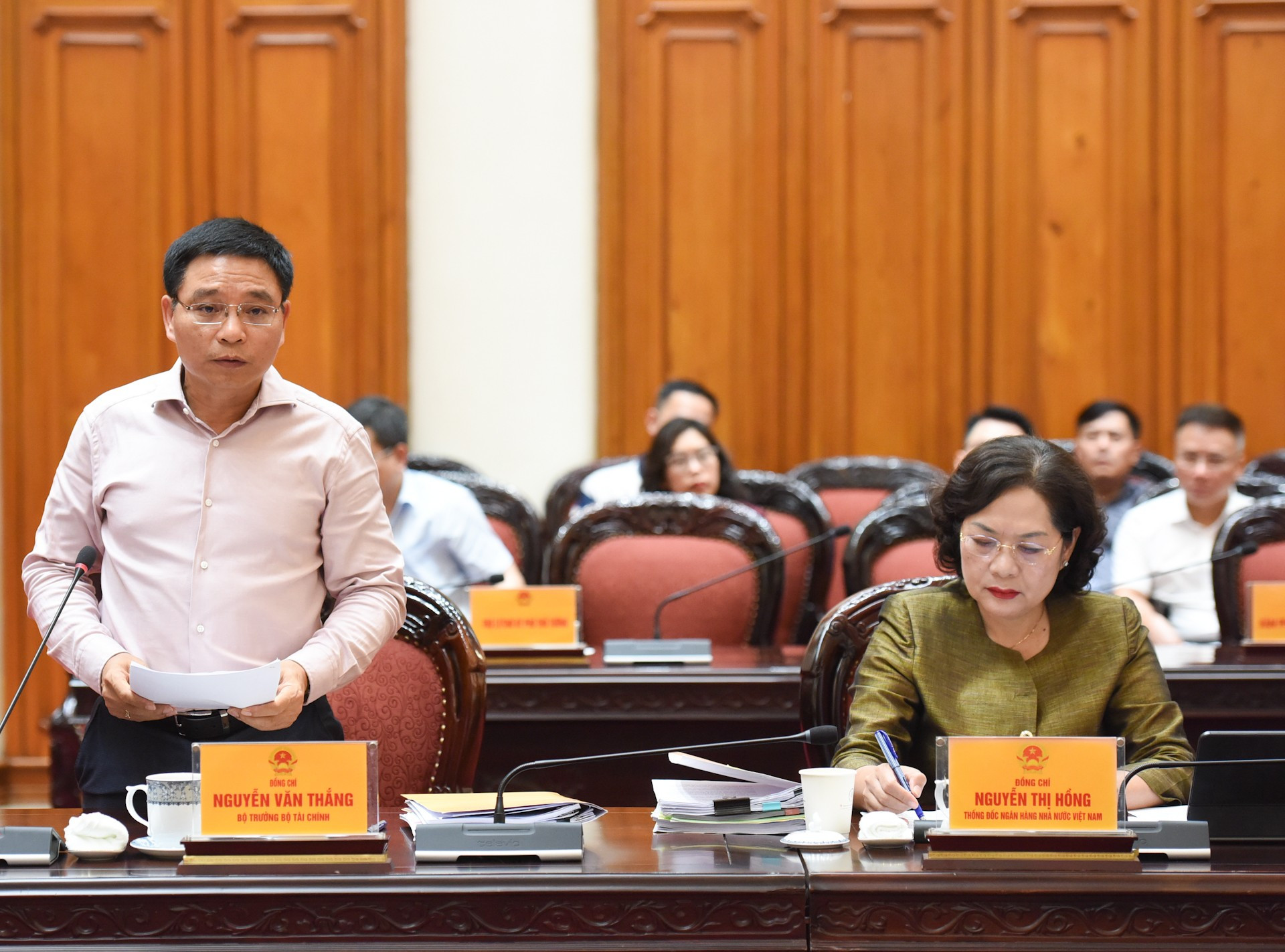 越南财政部长阮文胜在会上发表讲话。