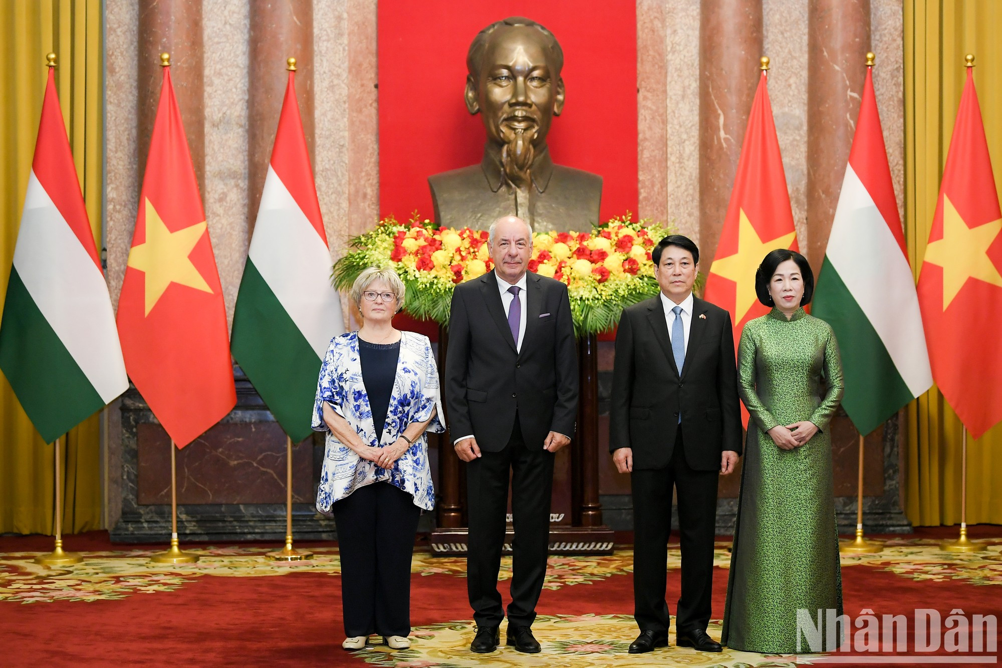 越南国家主席梁强偕夫人与匈牙利总统舒尤克·道玛什偕夫人合影留念。 越南国家主席梁强偕夫人与匈牙利总统舒尤克·道玛什偕夫人合影留念。
