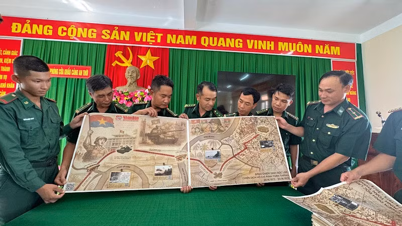 安泰边防哨所的干部战士满怀喜悦地拼出胡志明战役进军路线图。