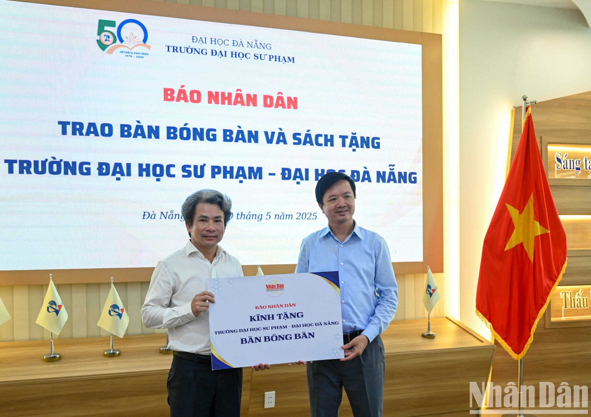 《人民报》文化社会部主任、赛事组委会主任谢光勇向岘港大学下属师范学院赠送乒乓球桌。