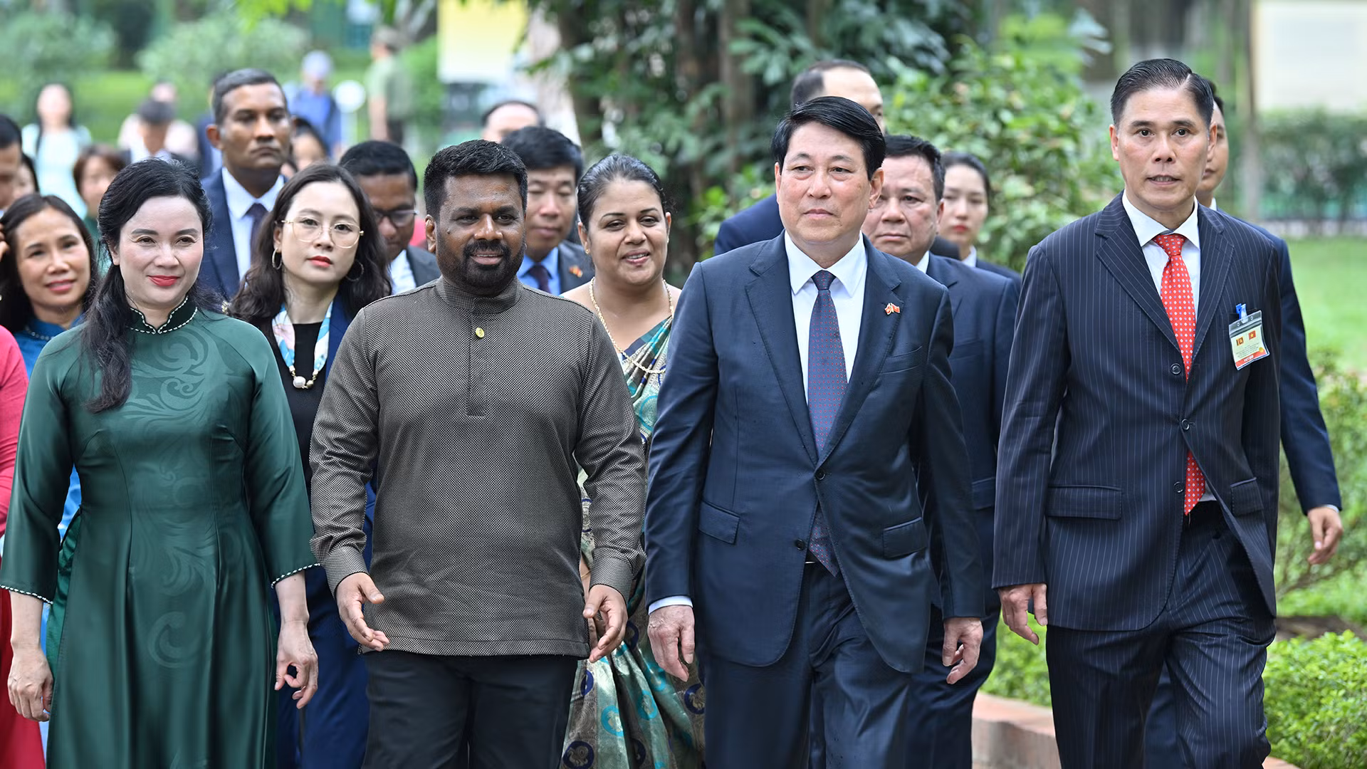 越南国家主席梁强与斯里兰卡总统迪萨纳亚克参观胡志明主席遗迹区。