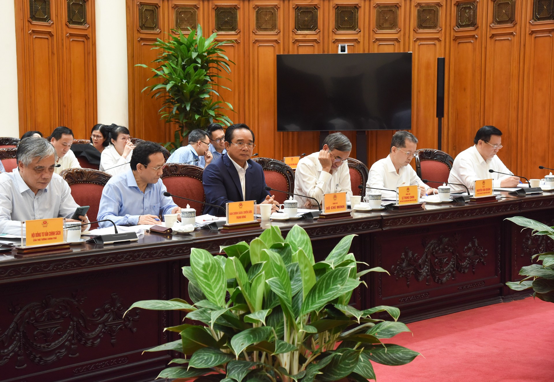 与会代表认真听取意见。