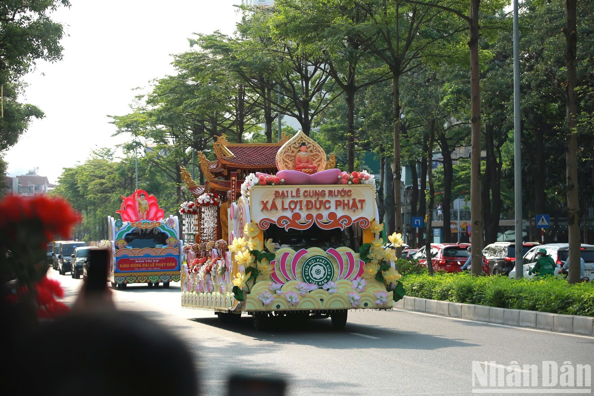 河内市民站在道路两侧,热情迎接舍利队伍驶过陶晋街一带。 河内市民站在道路两侧,热情迎接舍利队伍驶过陶晋街一带。