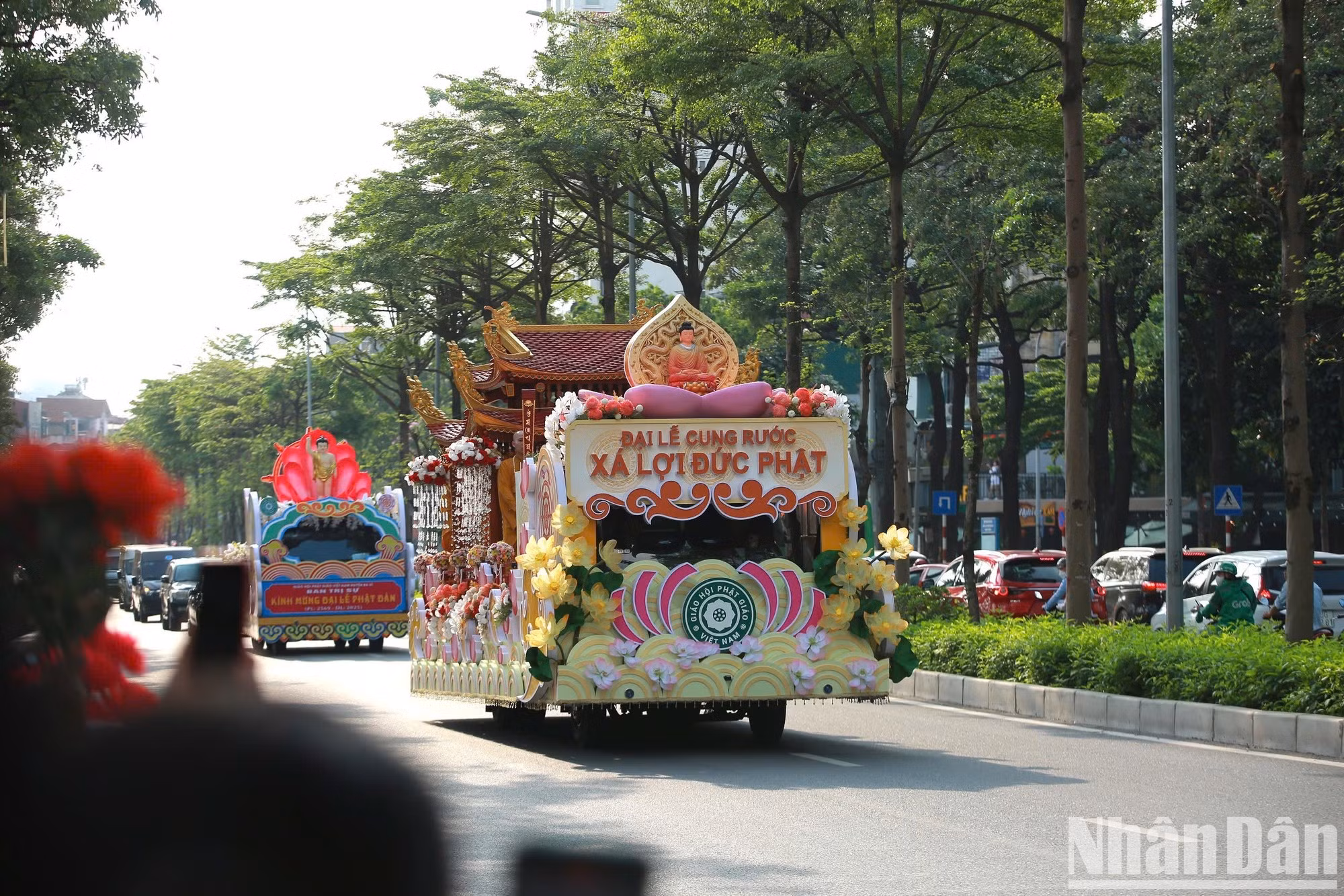河内市民站在道路两侧，热情迎接舍利队伍驶过陶晋街一带。