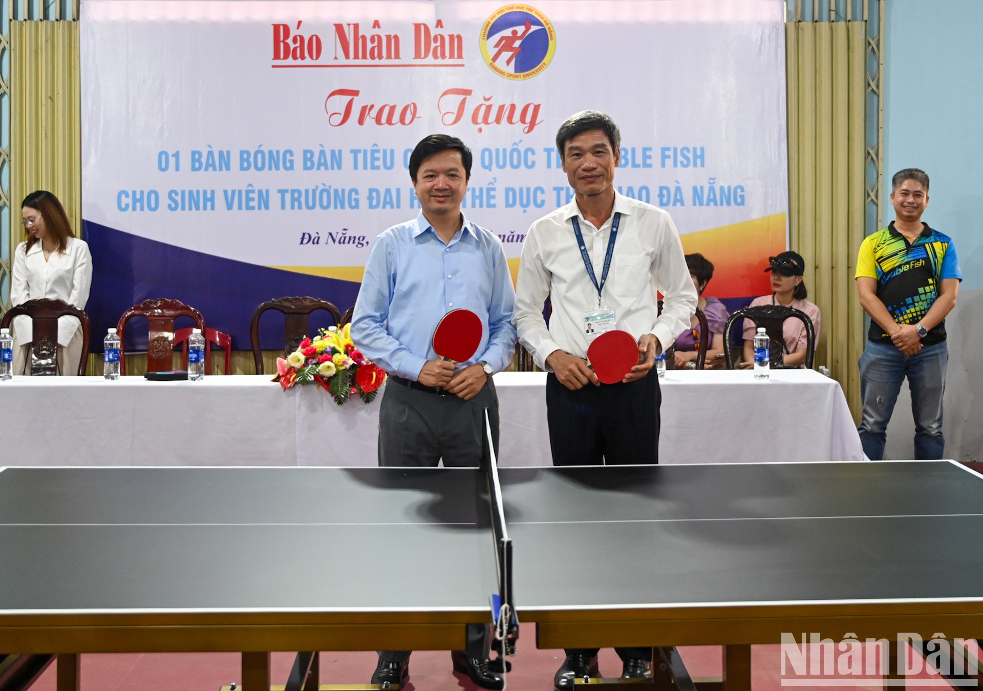 《人民报》社文化社会部主任、赛事组委会主任谢光勇向岘港体育大学赠送乒乓球桌。
