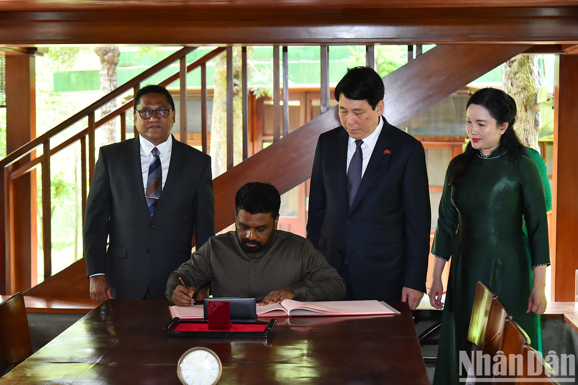 迪萨纳亚克总统在胡伯伯高脚屋的留言簿上留言。 迪萨纳亚克总统在胡伯伯高脚屋的留言簿上留言。