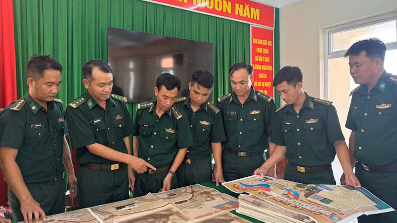 干部战士们共同交流这场具有历史意义的胡志明战役。