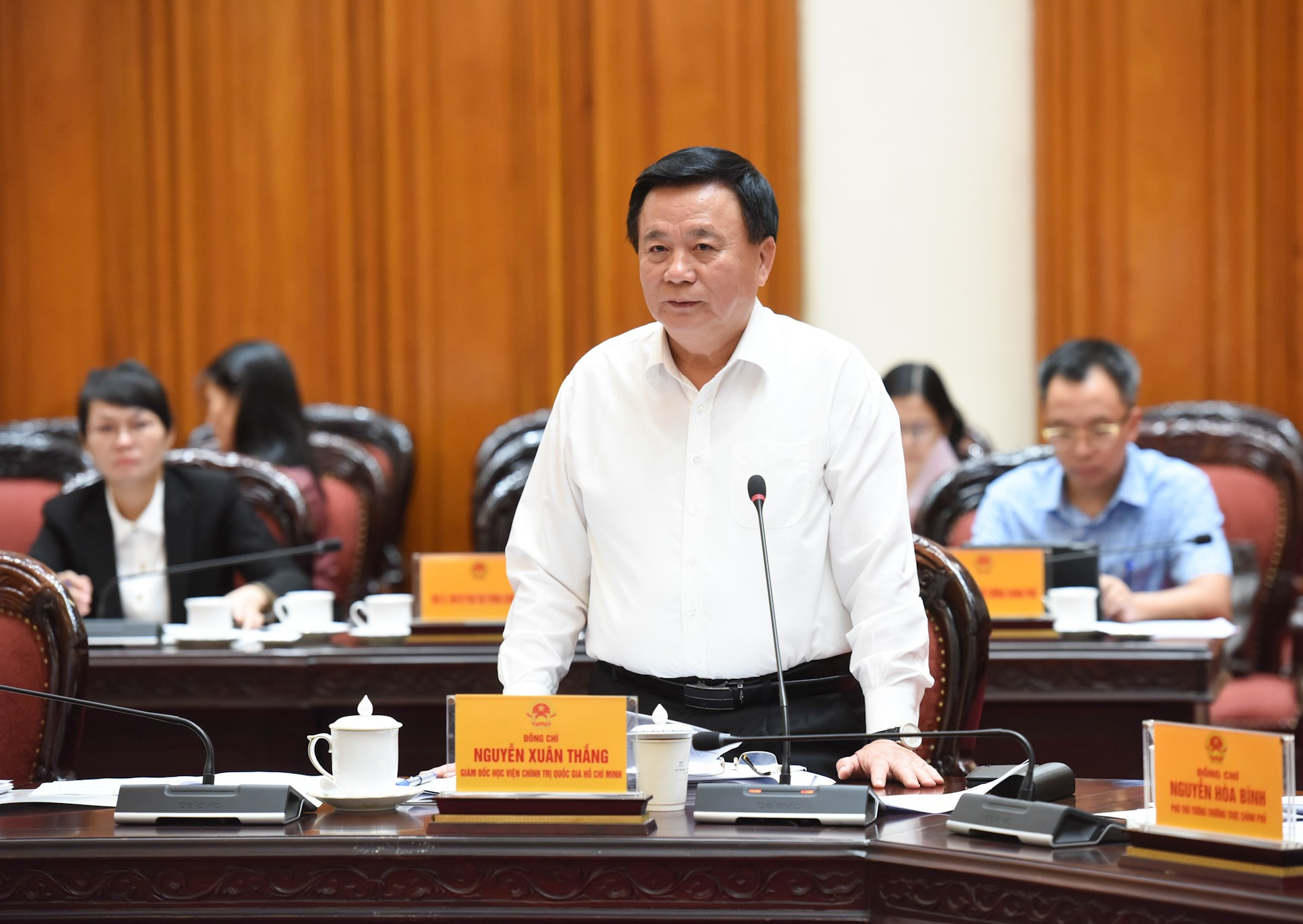 胡志明国家政治学院院长阮春胜在会上发表讲话。