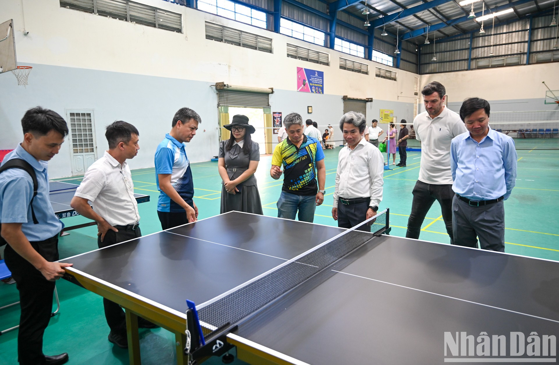 各位代表听取了关于向学校赠送的国际标准乒乓球桌的介绍。