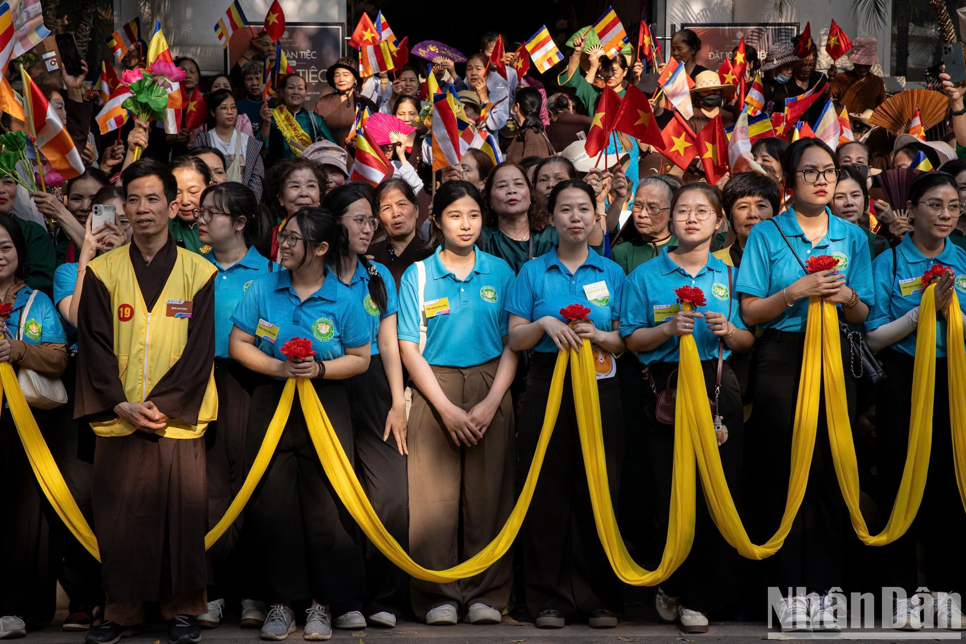 5月13日,数以千计的佛教徒和市民齐聚在河内市馆使寺区域,恭迎佛陀舍利恭迎车队到来。 5月13日,数以千计的佛教徒和市民齐聚在河内市馆使寺区域,恭迎佛陀舍利恭迎车队到来。