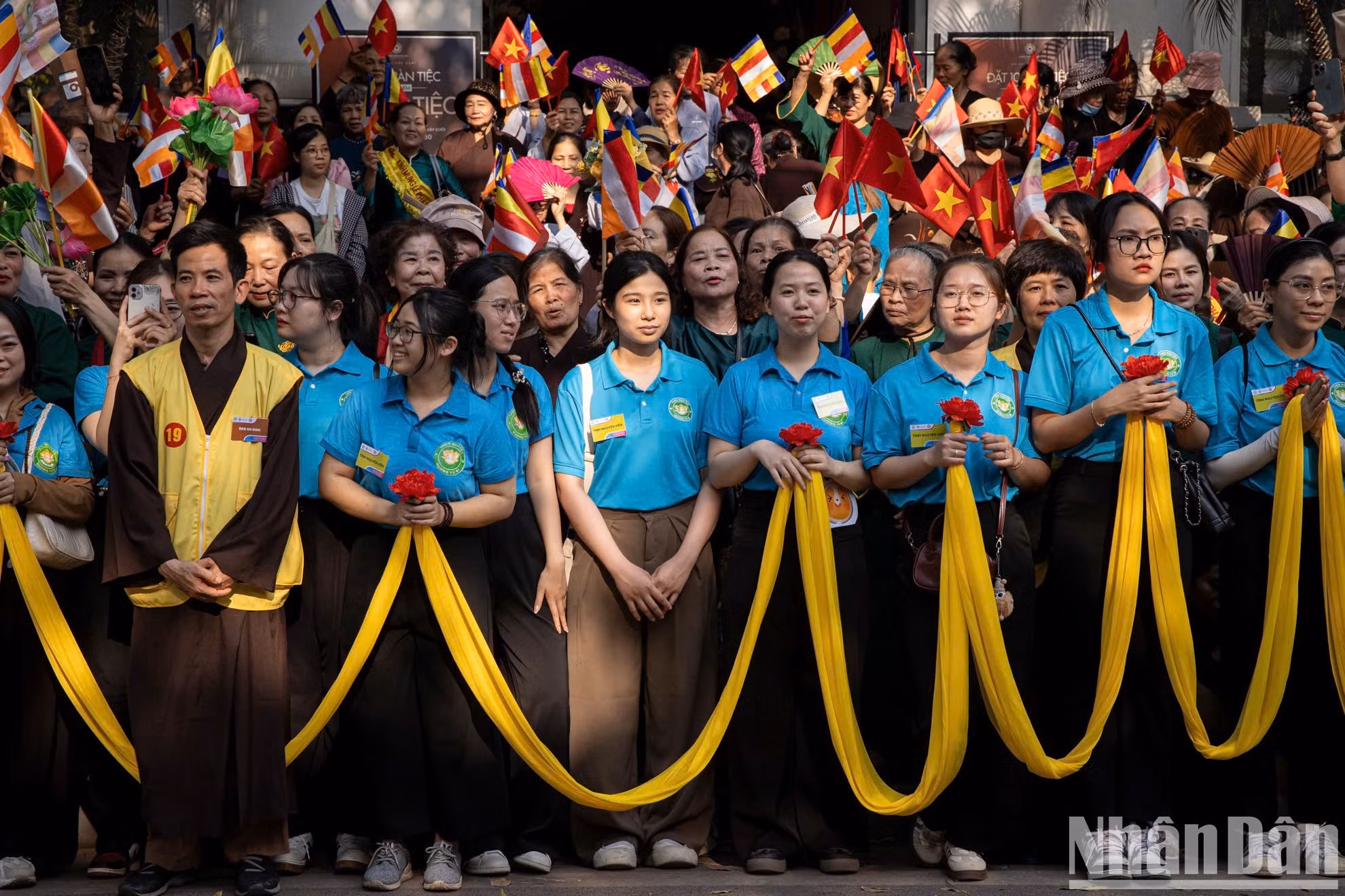 5月13日，数以千计的佛教徒和市民齐聚在河内市馆使寺区域，恭迎佛陀舍利恭迎车队到来。