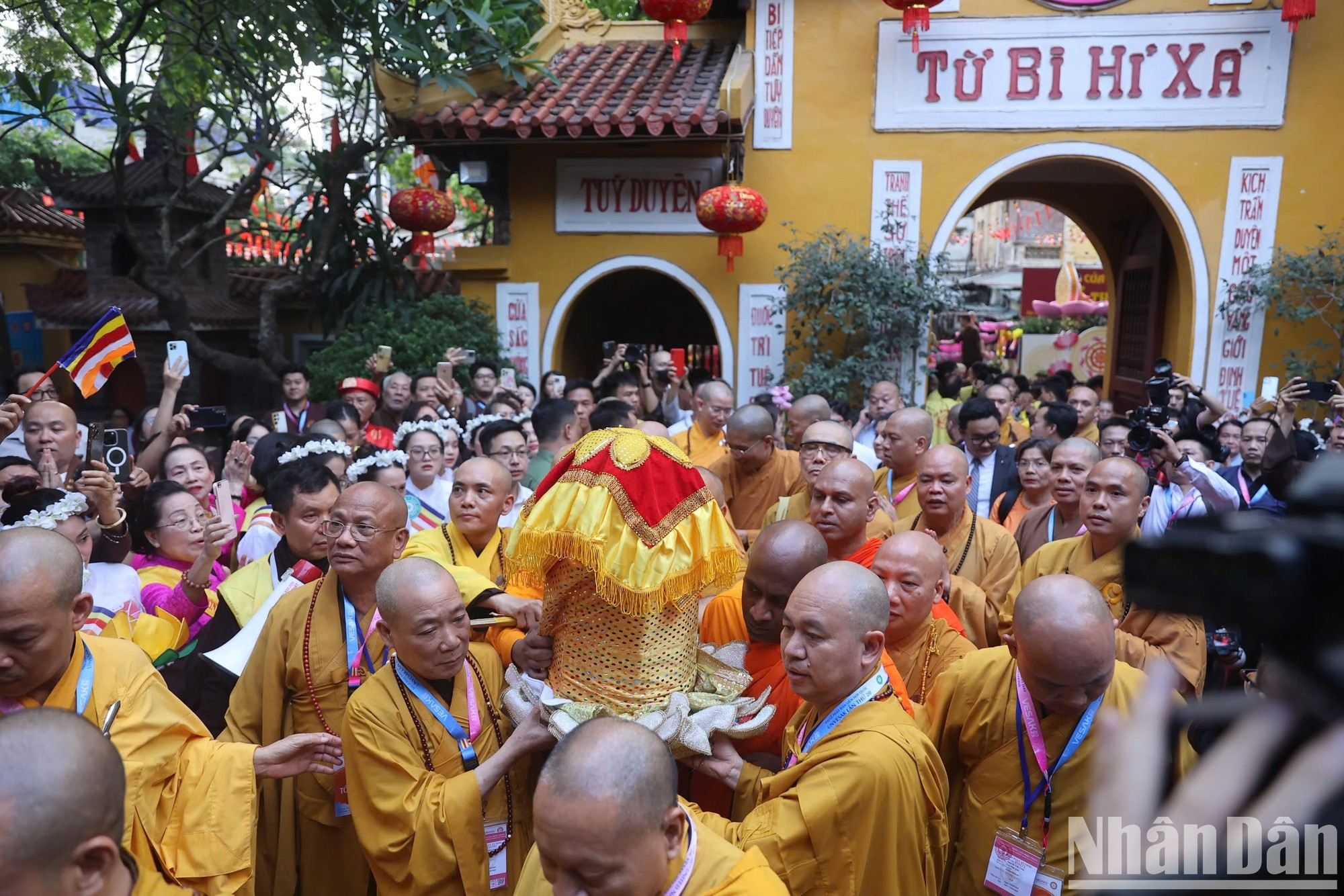 诸位高僧恭敬地将佛舍利迎入三宝殿供奉安置。 诸位高僧恭敬地将佛舍利迎入三宝殿供奉安置。