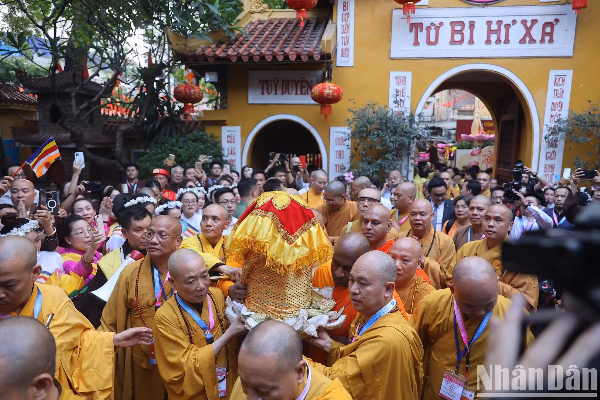 诸位高僧恭敬地将佛舍利迎入三宝殿供奉安置。