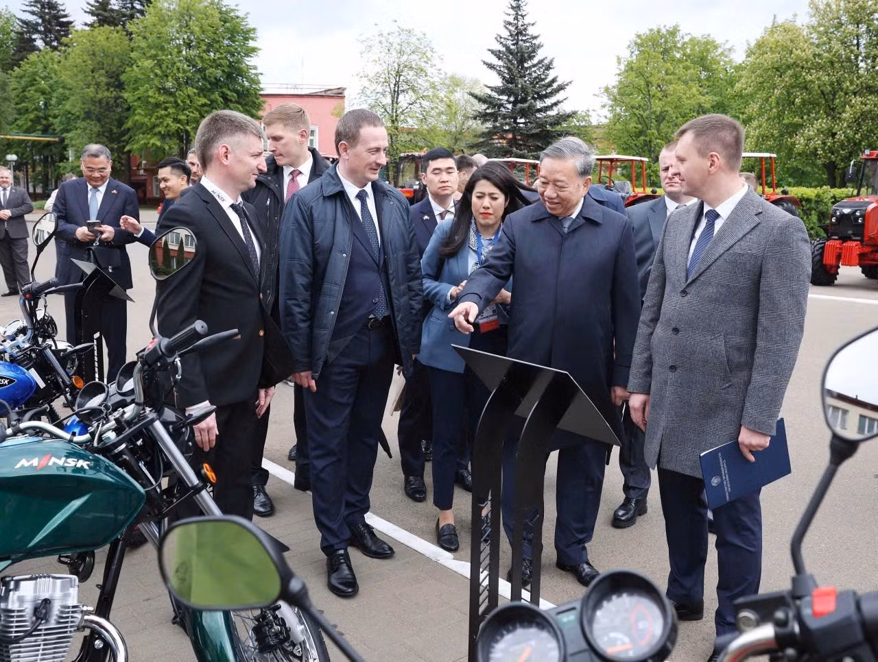 越共中央总书记苏林与白俄罗斯总理亚历山大·图尔钦参观明斯克拖拉机厂。