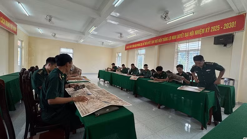 干部战士们在会议室开展政治学习活动，重温1975年4月30日民族历史的重要时刻。