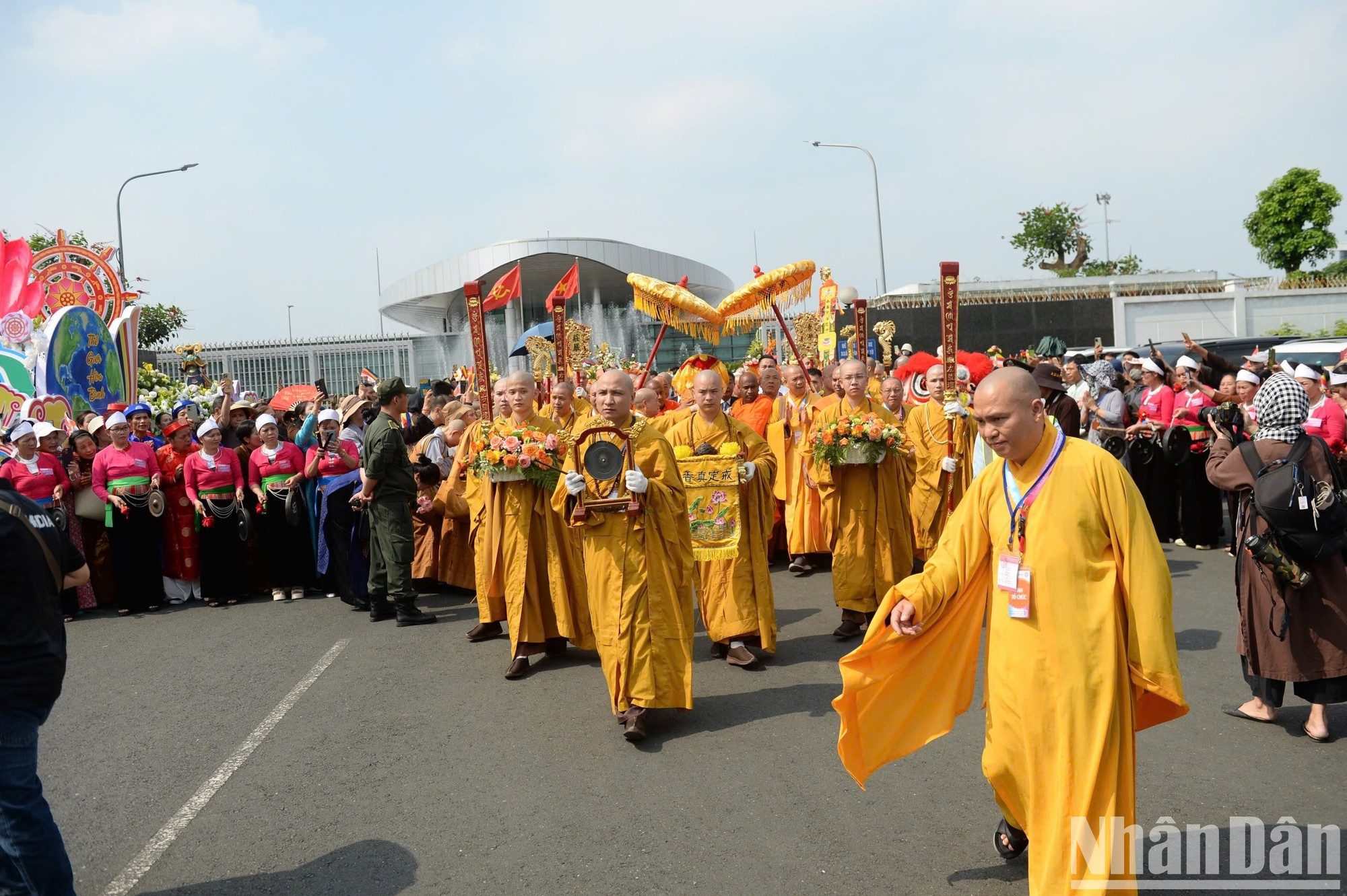 5月13日下午,在越南和印度佛教协会高僧的护持下,释迦牟尼佛舍利在结束于黑婆山的供奉后,被恭迎至河内馆使寺。 5月13日下午,在越南和印度佛教协会高僧的护持下,释迦牟尼佛舍利在结束于黑婆山的供奉后,被恭迎至河内馆使寺。