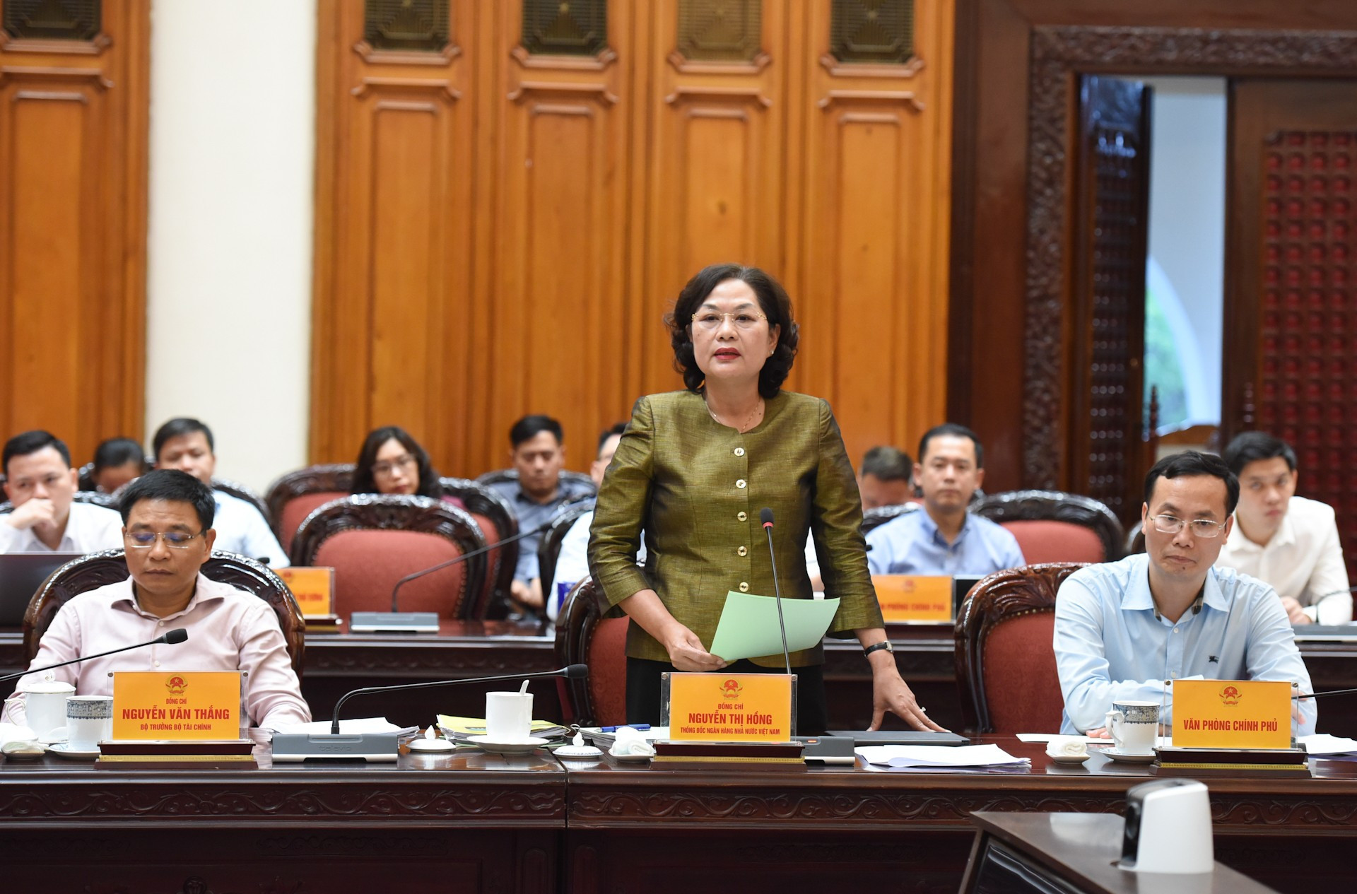 越南国家银行行长阮氏红发表讲话。