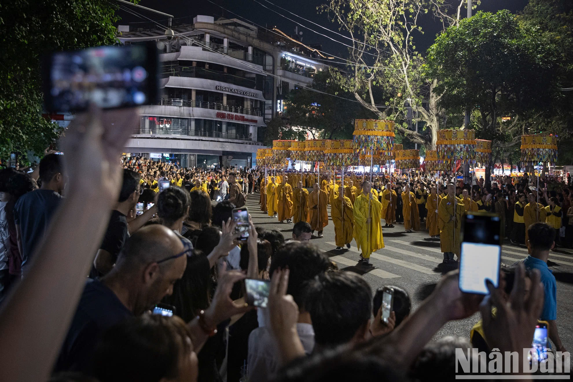 河内市民纷纷用手机记录下这些难忘的画面。 河内市民纷纷用手机记录下这些难忘的画面。