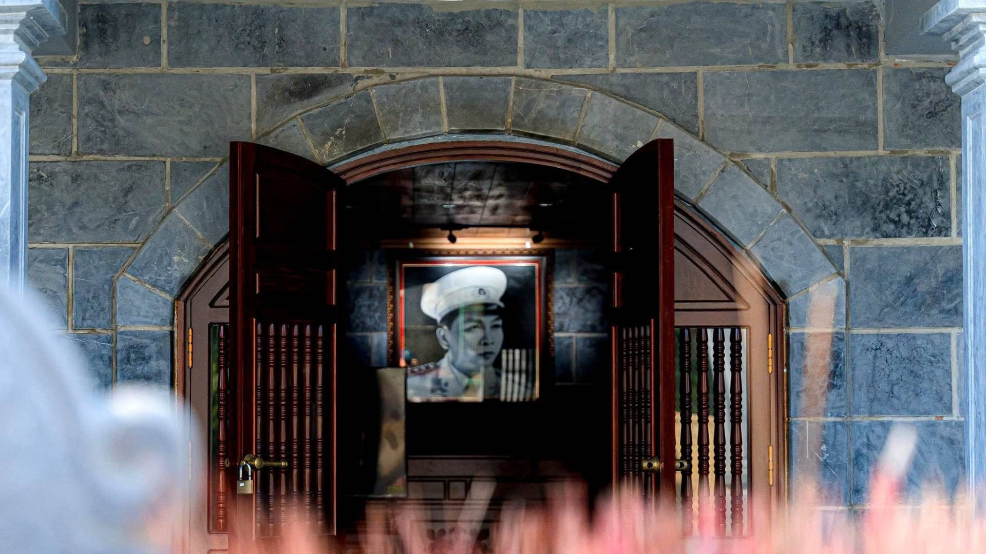 走进纪念馆大门,首先映入游客眼帘的是一幅武元甲大将的肖像照片。 走进纪念馆大门,首先映入游客眼帘的是一幅武元甲大将的肖像照片。