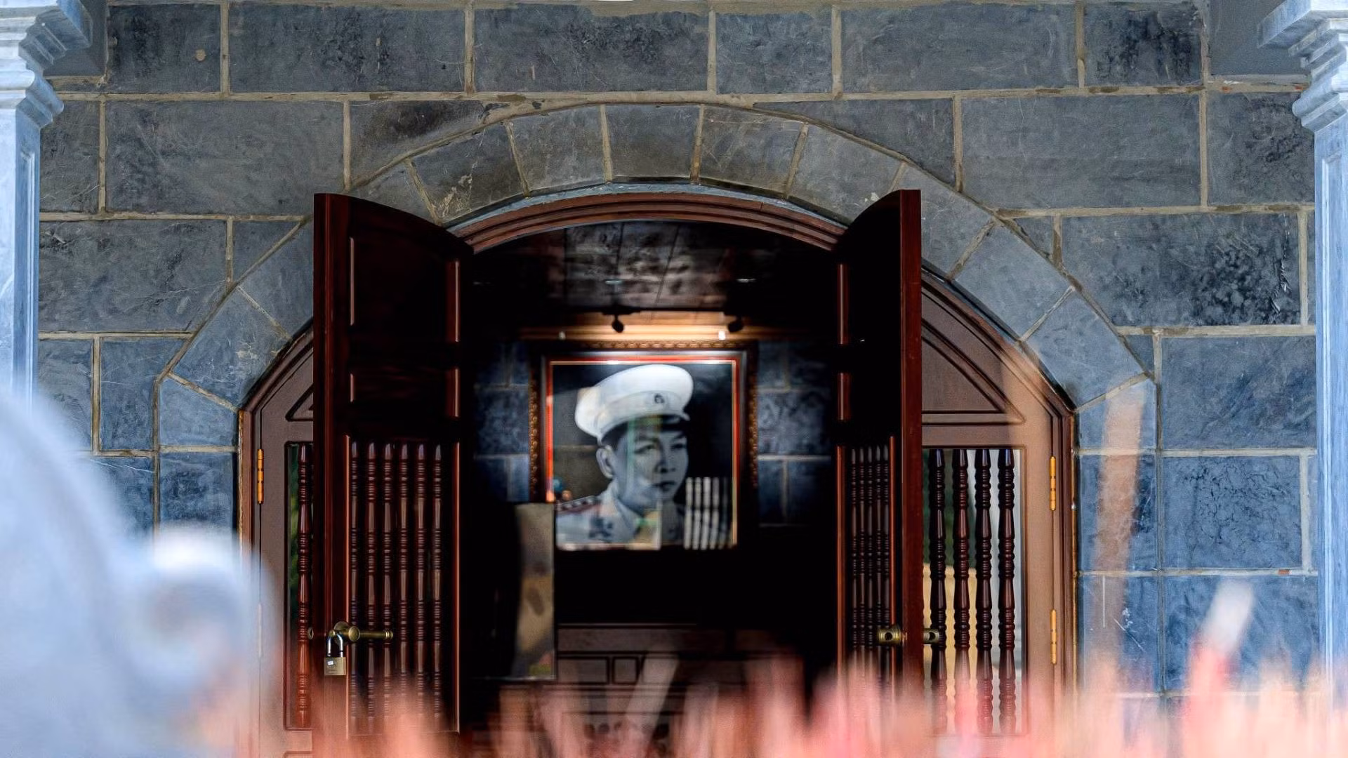 走进纪念馆大门，首先映入游客眼帘的是一幅武元甲大将的肖像照片。