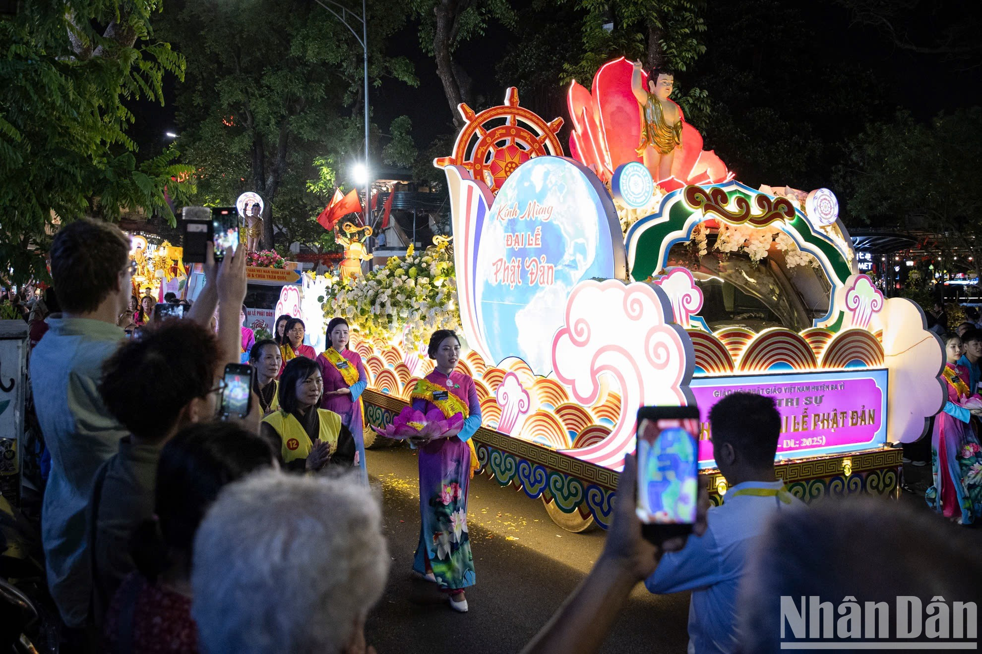 佛舍利恭迎车队在市区街道上灯光辉映,流光溢彩,庄严神圣。 佛舍利恭迎车队在市区街道上灯光辉映,流光溢彩,庄严神圣。