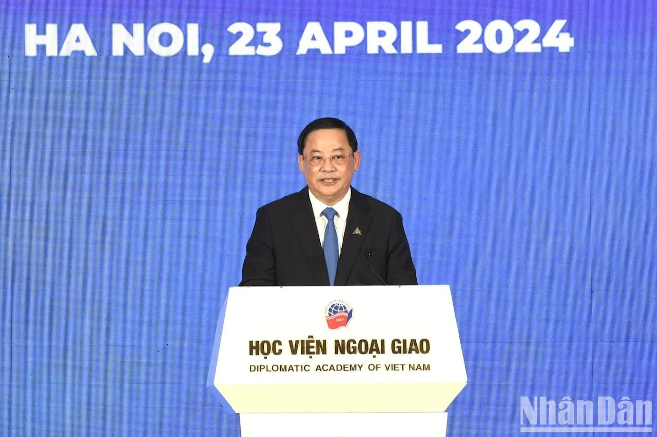 老挝总理宋赛·西潘敦发表讲话。