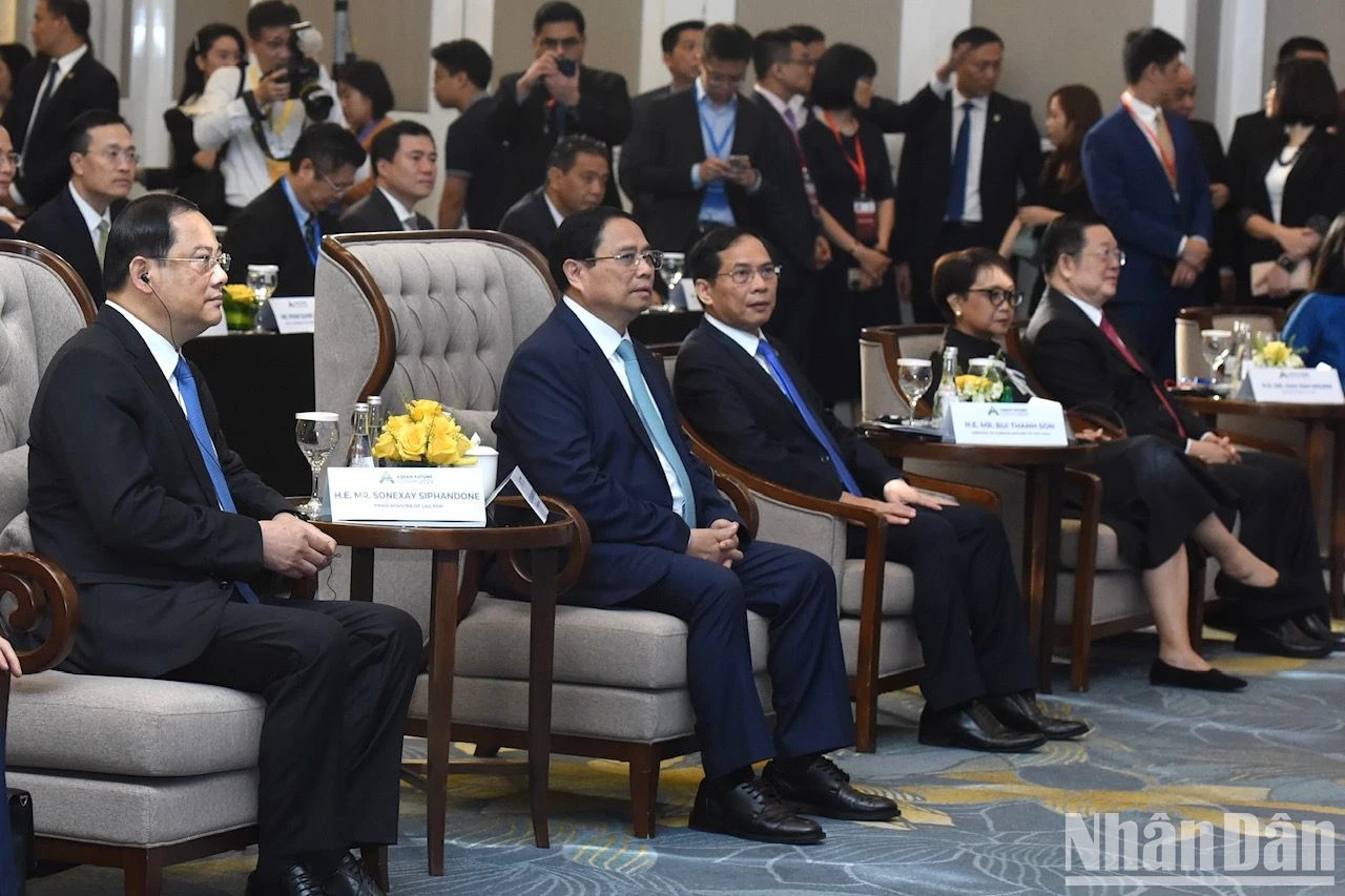 越南政府总理范明正与老挝总理宋赛·西潘敦出席2024年东盟未来论坛。