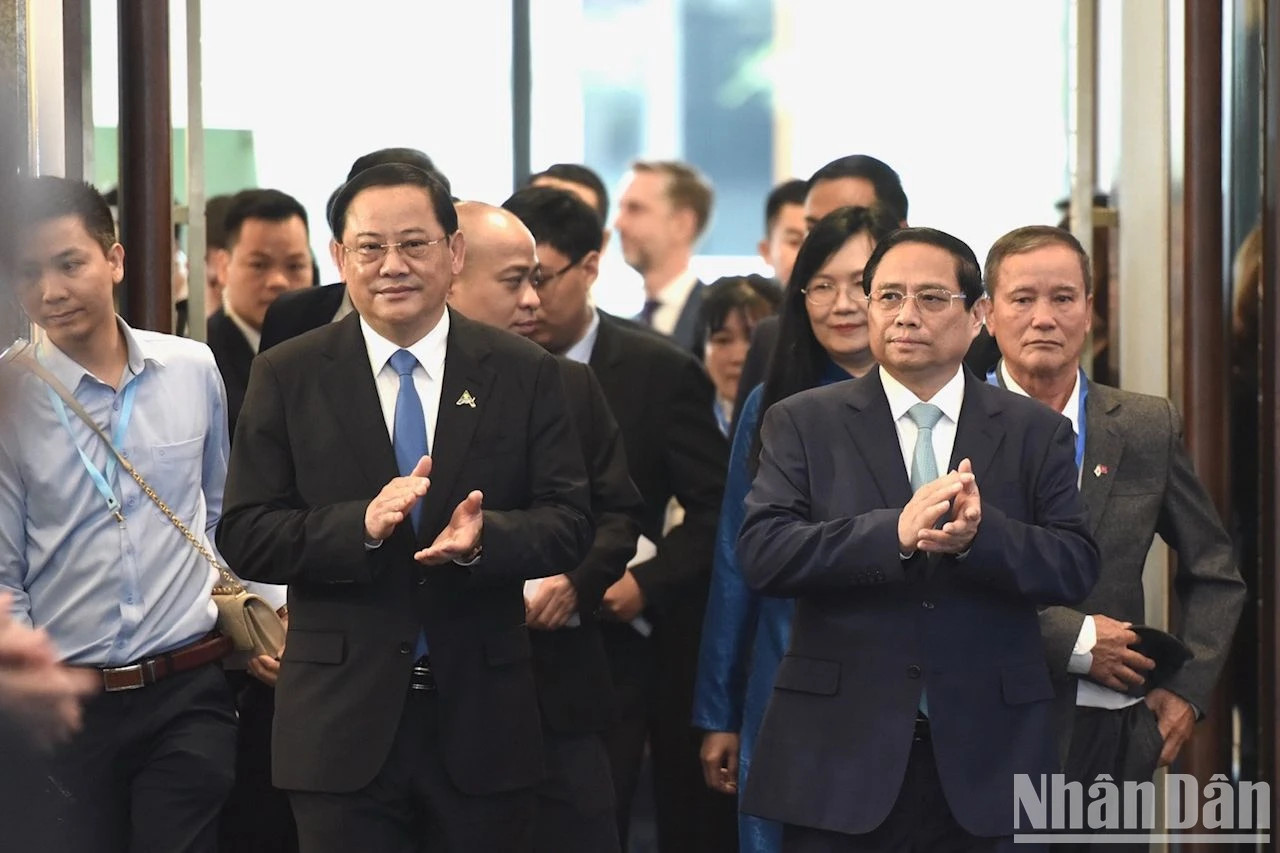 越南政府总理范明正与老挝总理宋赛·西潘敦出席2024年东盟未来论坛。