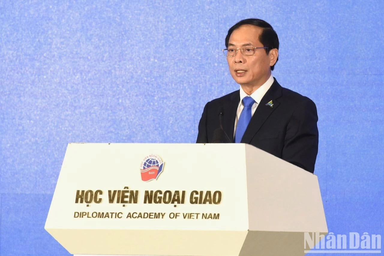 越南外交部部长裴青山致开幕词。