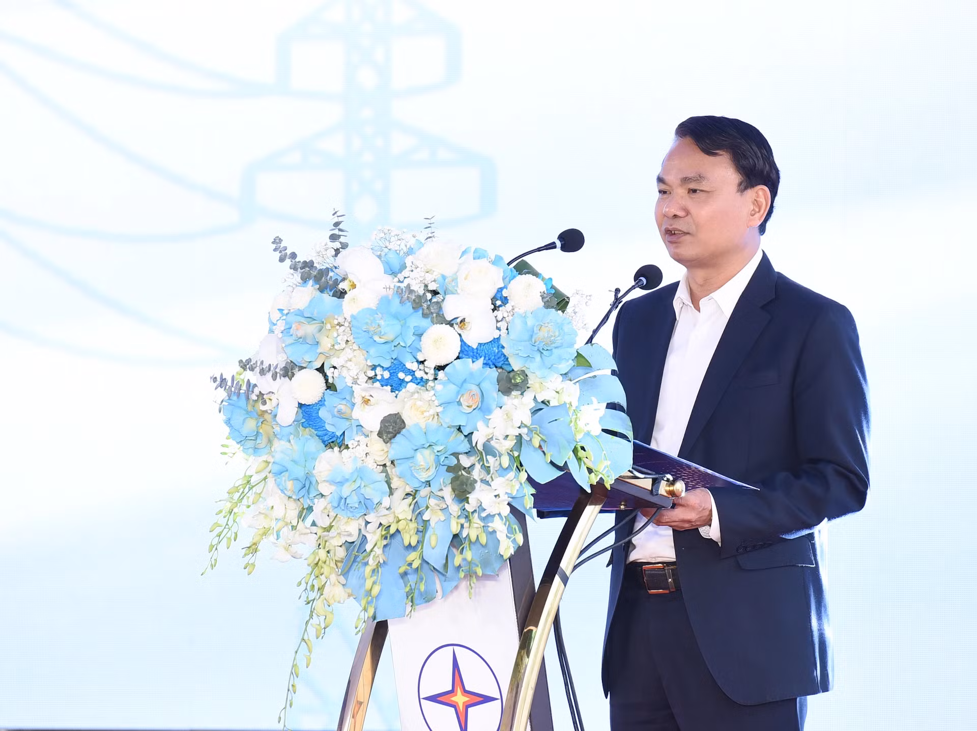 永福省委书记邓春风在仪式上发表讲话。