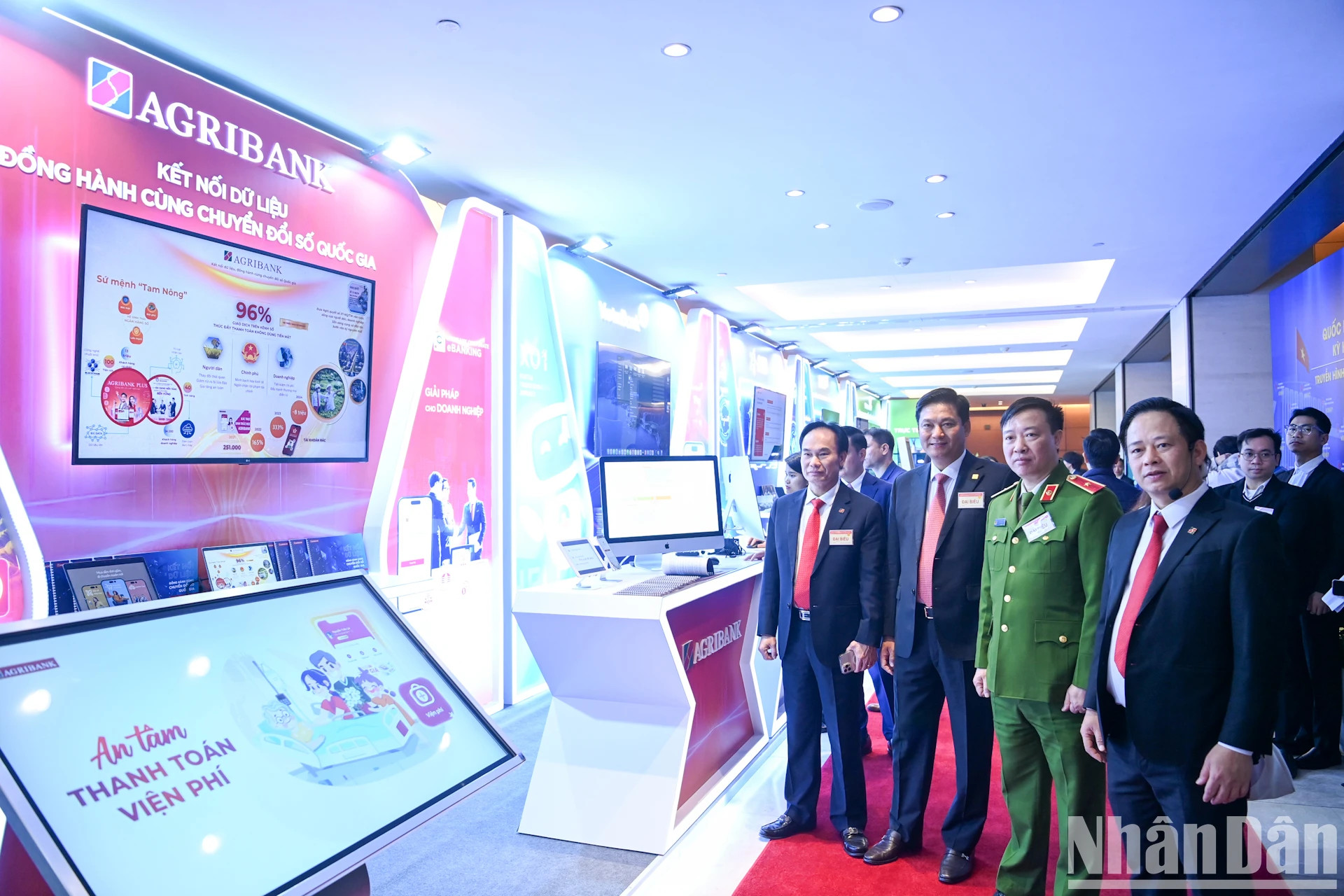 各位代表参观越南农业与农村发展银行(Agribank)的展位。 各位代表参观越南农业与农村发展银行(Agribank)的展位。