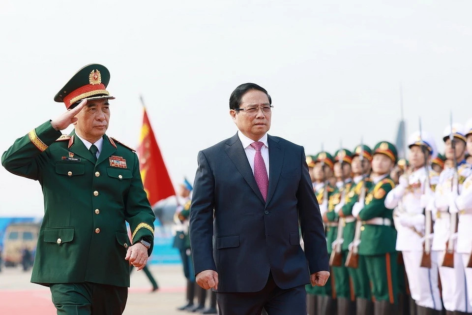 国防部部长潘文江大将迎接政府总理范明正出席了2024年越南国际防务展开幕式。