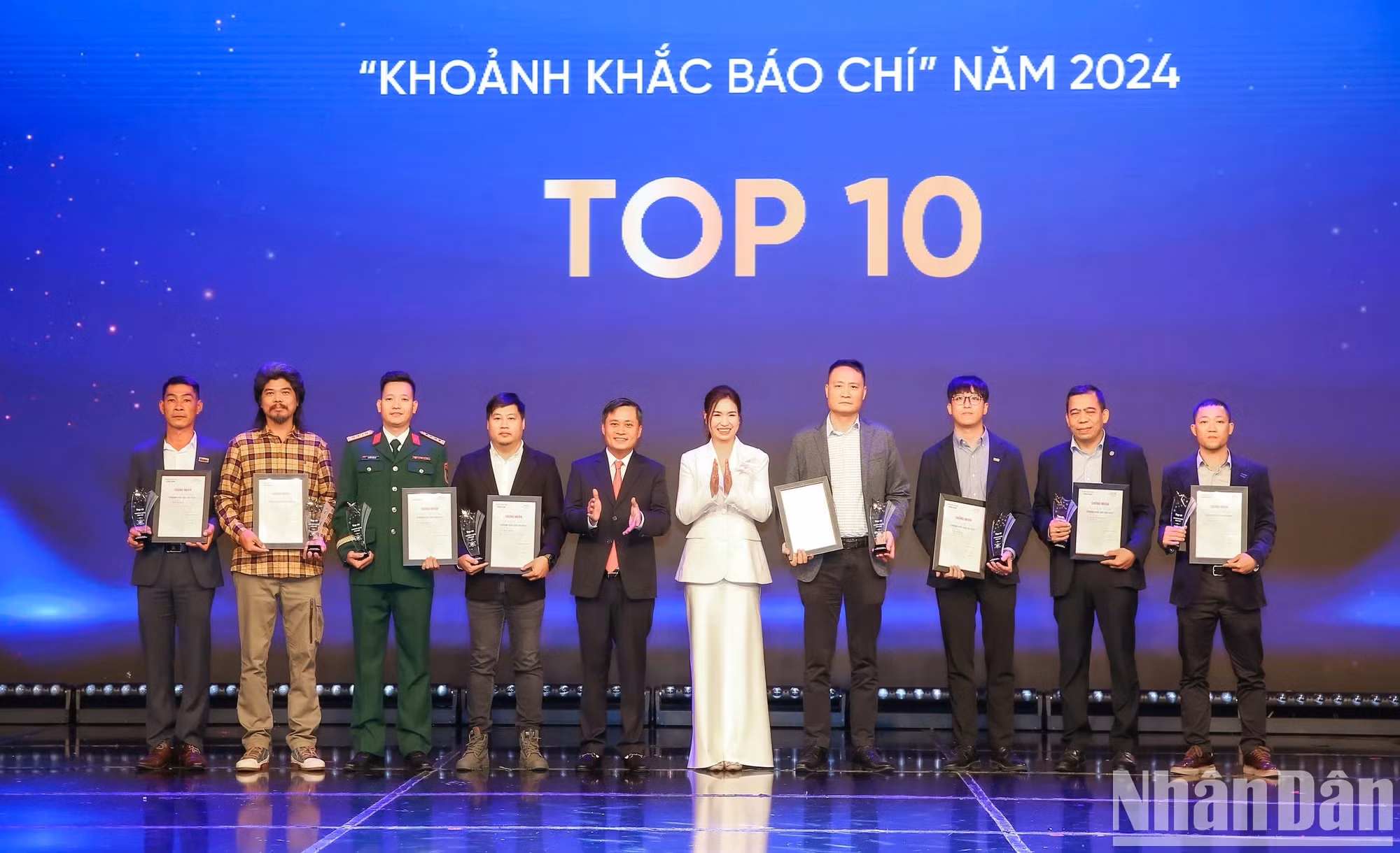 前10名获奖者合影。